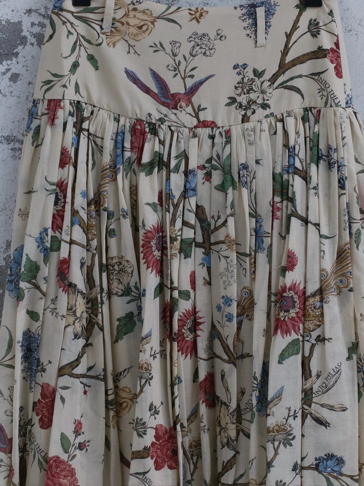 INTO THE EAST Spring/Summer 2026 Floral, Bird, and Tree Patchwork Pleated Loose-fitting Midi Skirt ITE-E1JBSSSK21024NCC-HUA Floral Pattern - Image 5