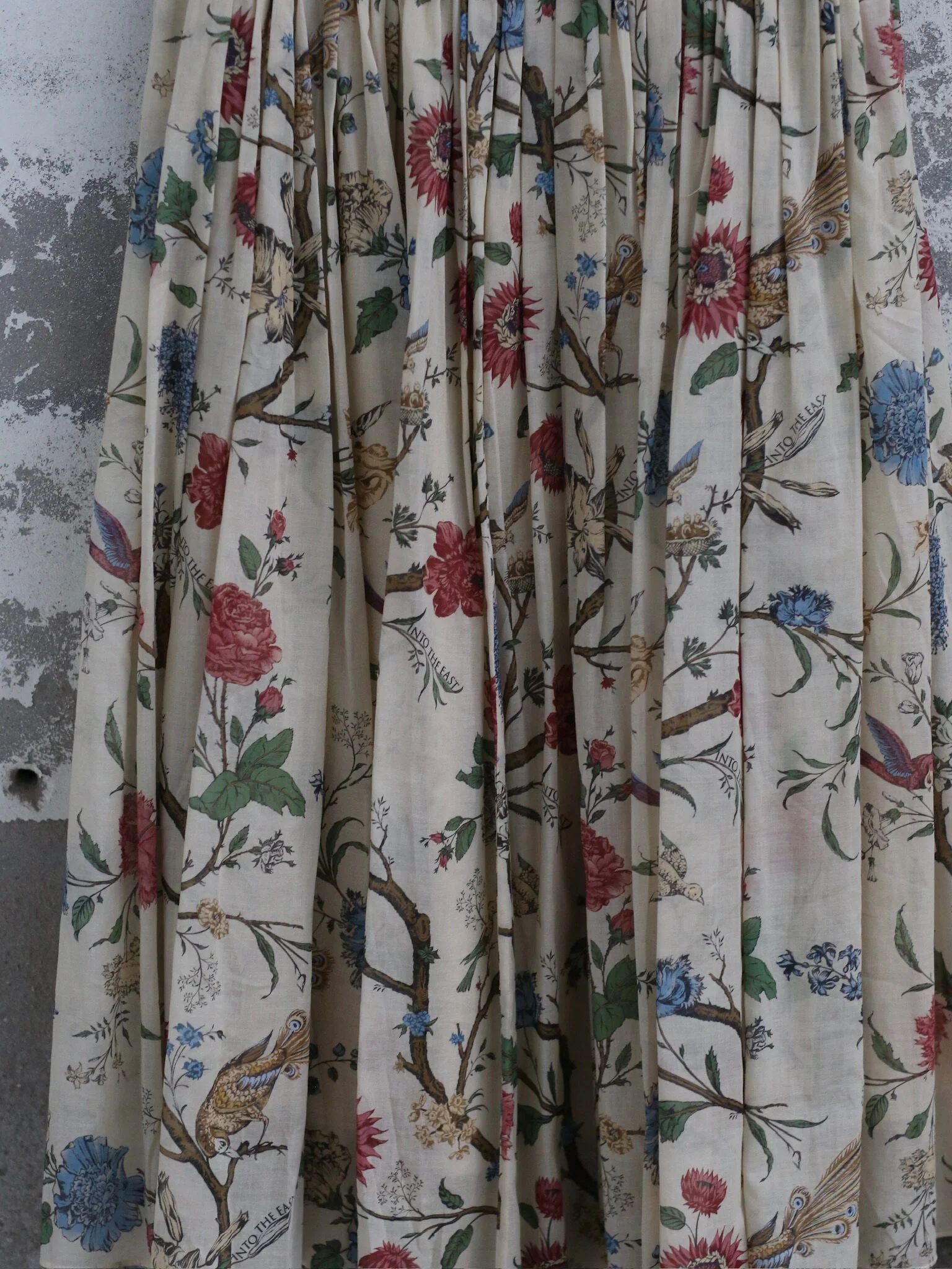 INTO THE EAST Spring/Summer 2026 Floral, Bird, and Tree Patchwork Pleated Loose-fitting Midi Skirt ITE-E1JBSSSK21024NCC-HUA Floral Pattern - Image 6
