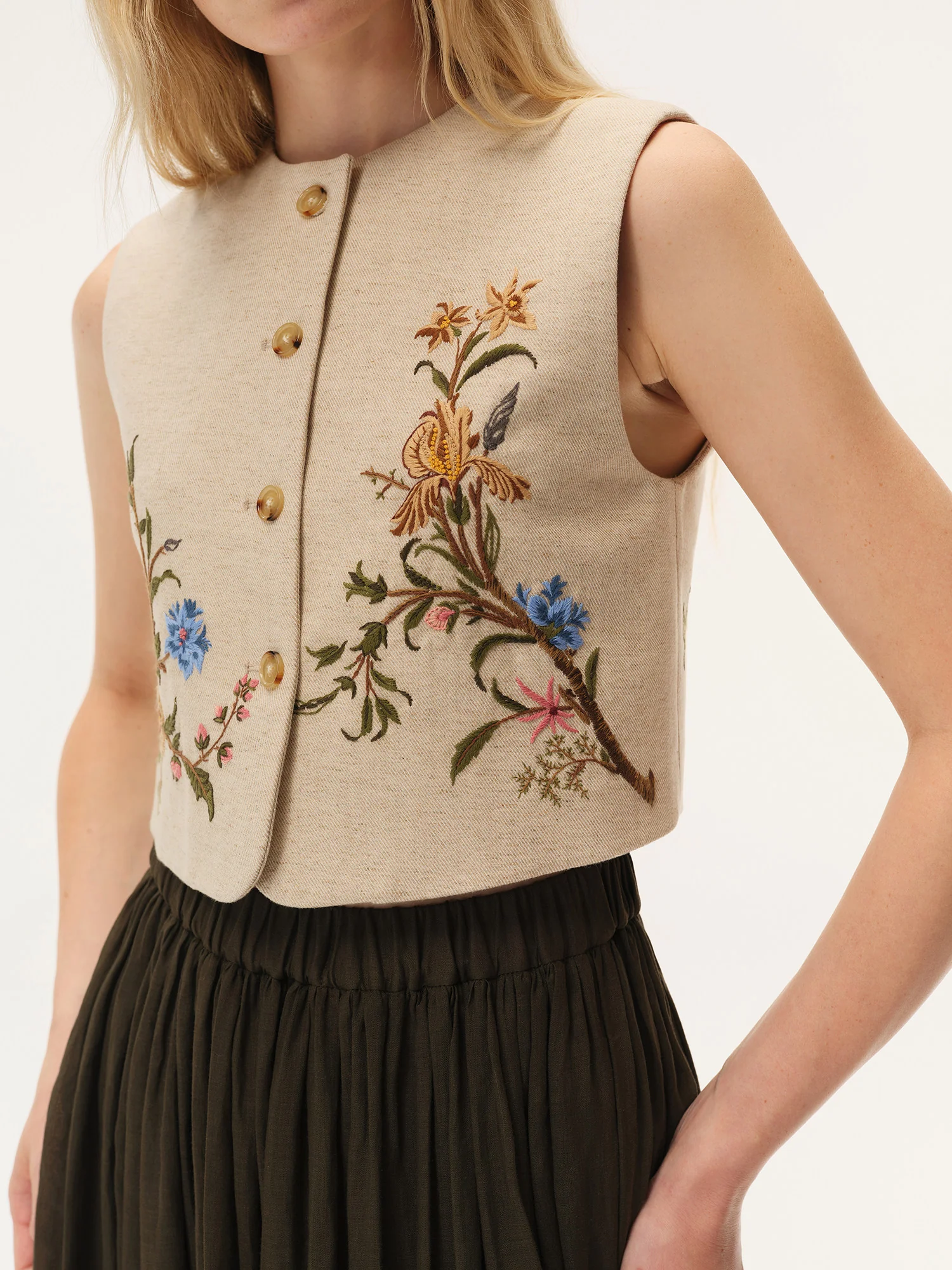 INTO THE EAST Spring/Summer 2026 Floral Embroidered Round Neck Vest ITE-E1JBSSVE22009-MB Off-White - Image 7