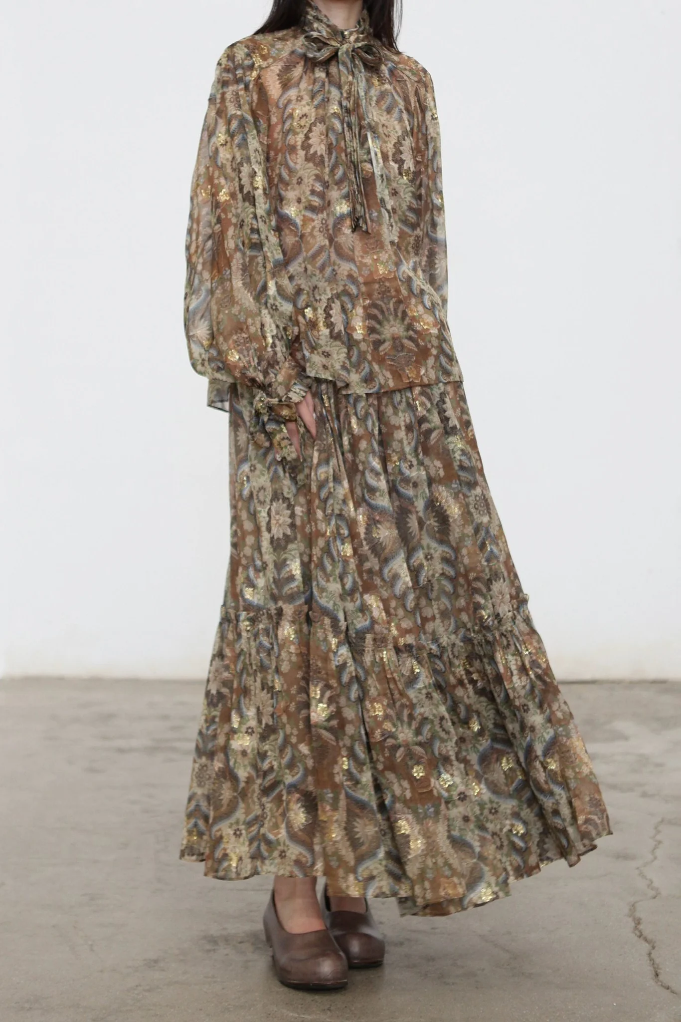 INTO THE EAST Spring/Summer 2026: Palm Scroll Pleated Ribbon Top / Patchwork Lace Skirt ITE-E1JBSSTP21012-HUA Top - Image 2