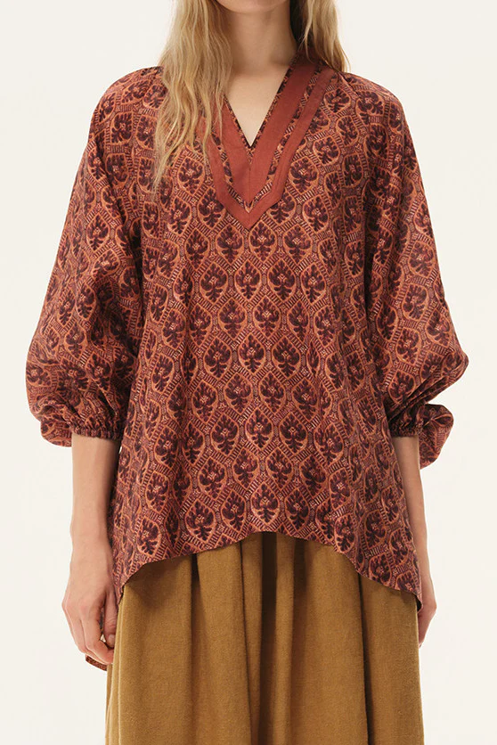 INTO THE EAST Spring/Summer 2026 Shield Flower V-neck Top ITE-E1JBSSTP21022-SHL Pomegranate Red