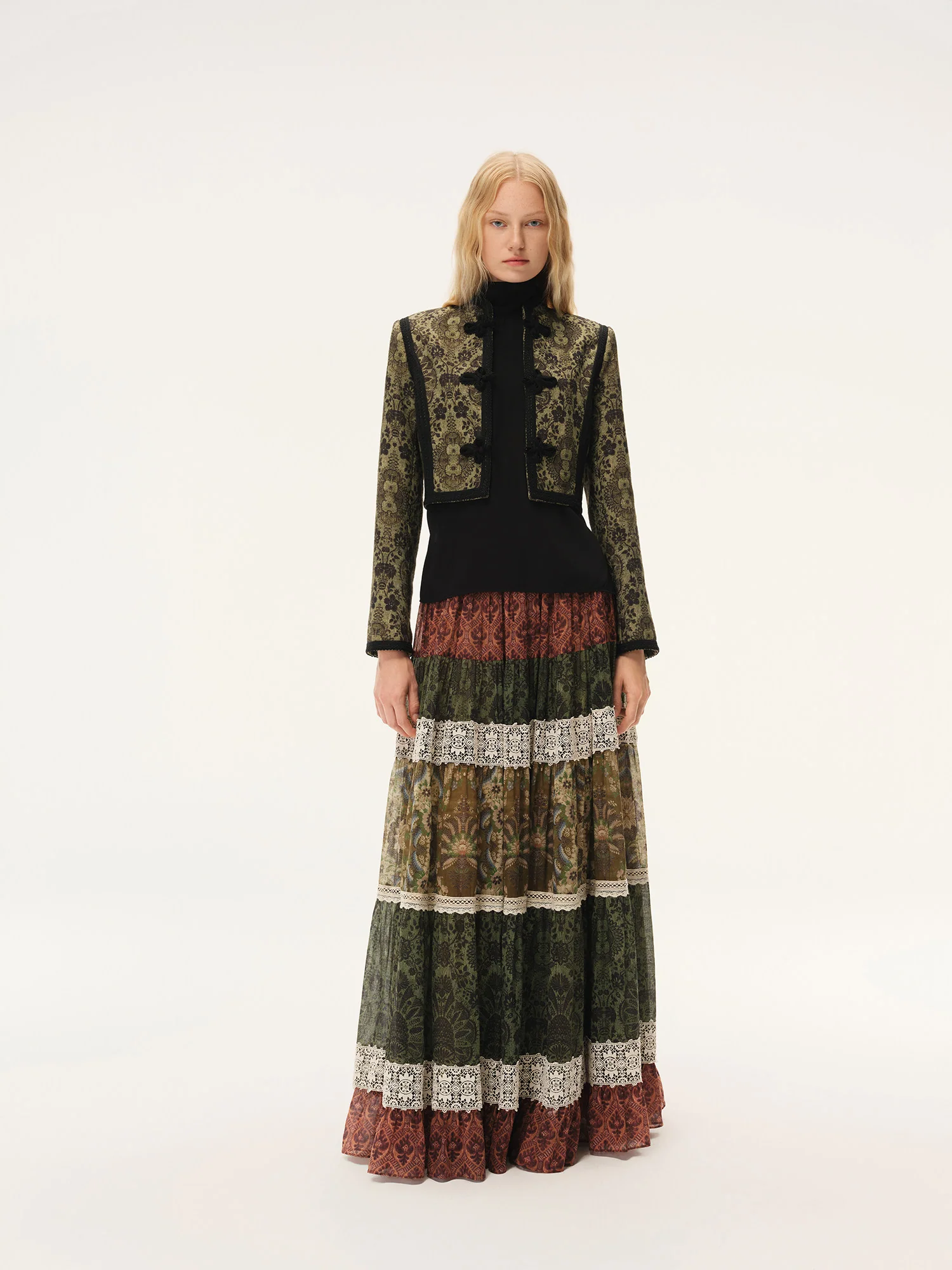 INTO THE EAST Spring/Summer 2026: Square floral patchwork lace maxi skirt ITE-E1JBSSSK21020NCC-HUA Floral pattern - Image 5