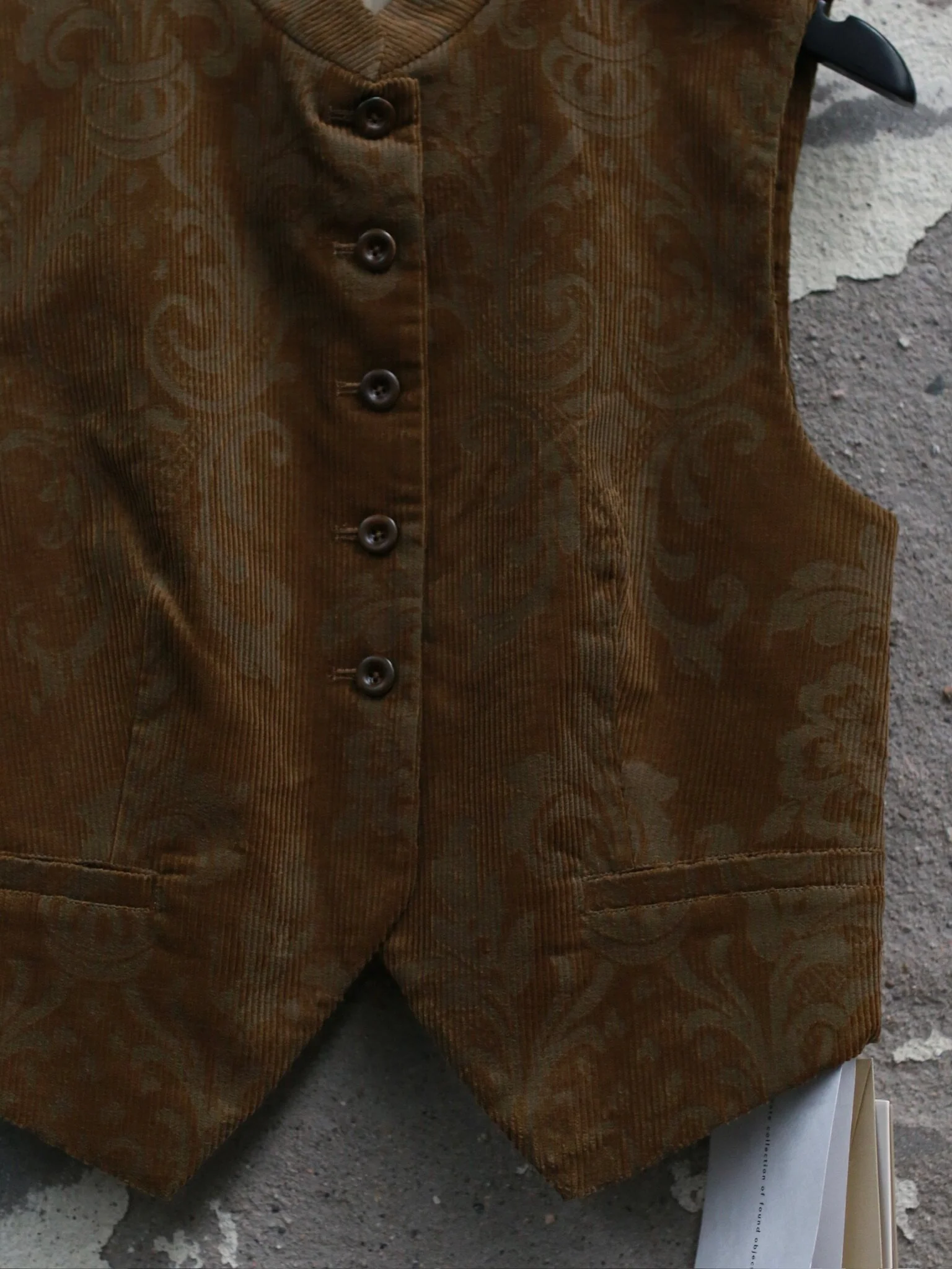 INTO THE EAST Spring/Summer 2026 Suede Floral Stand Collar Vest/Shorts ITE-E1JBSSVE20004-GLH Vest - Image 3