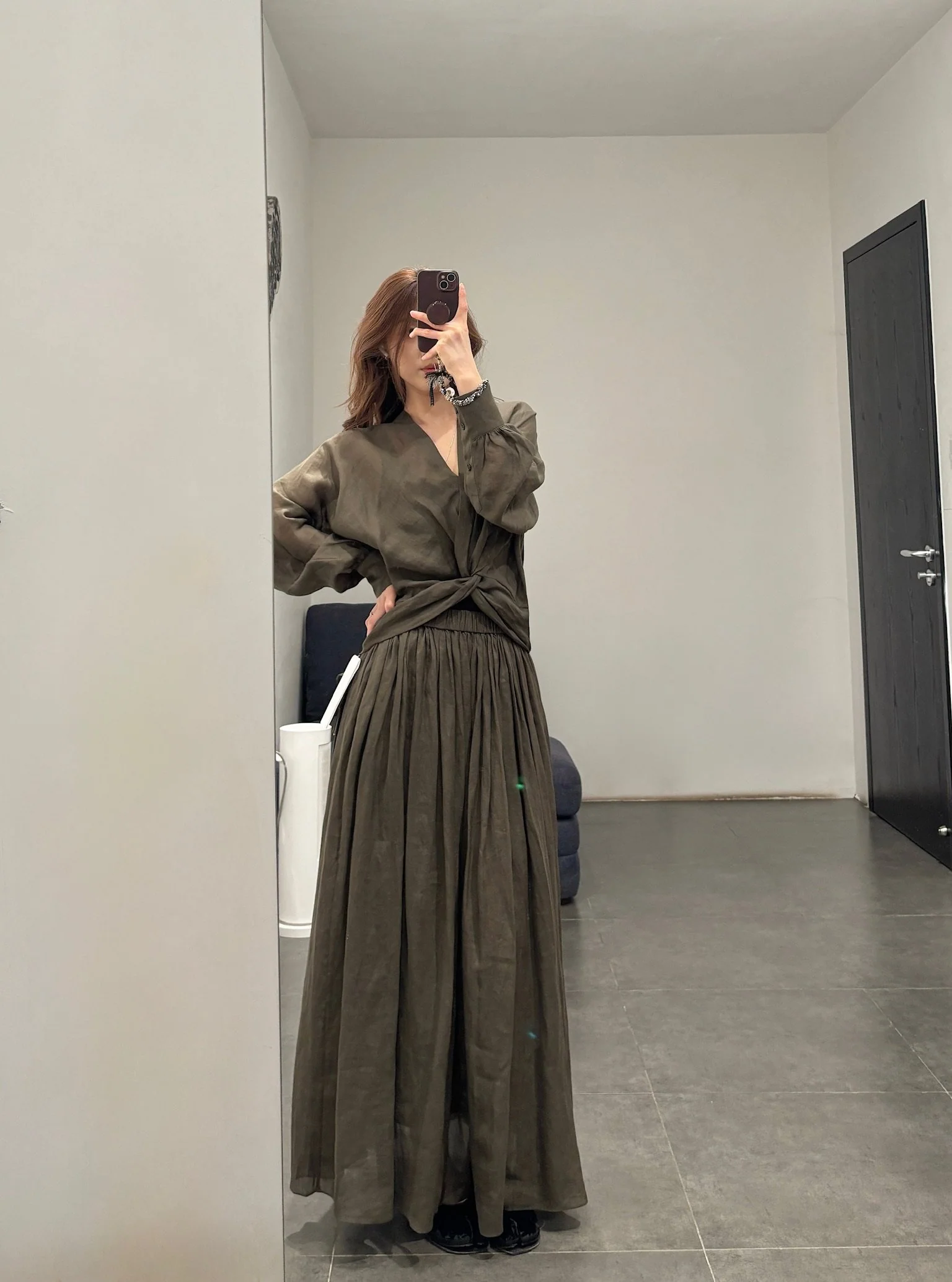 INTO THE EAST Spring/Summer 2026 V-neck knotted top ITE-E1JBSSTP20019OL-GLL Olive Green - Image 11