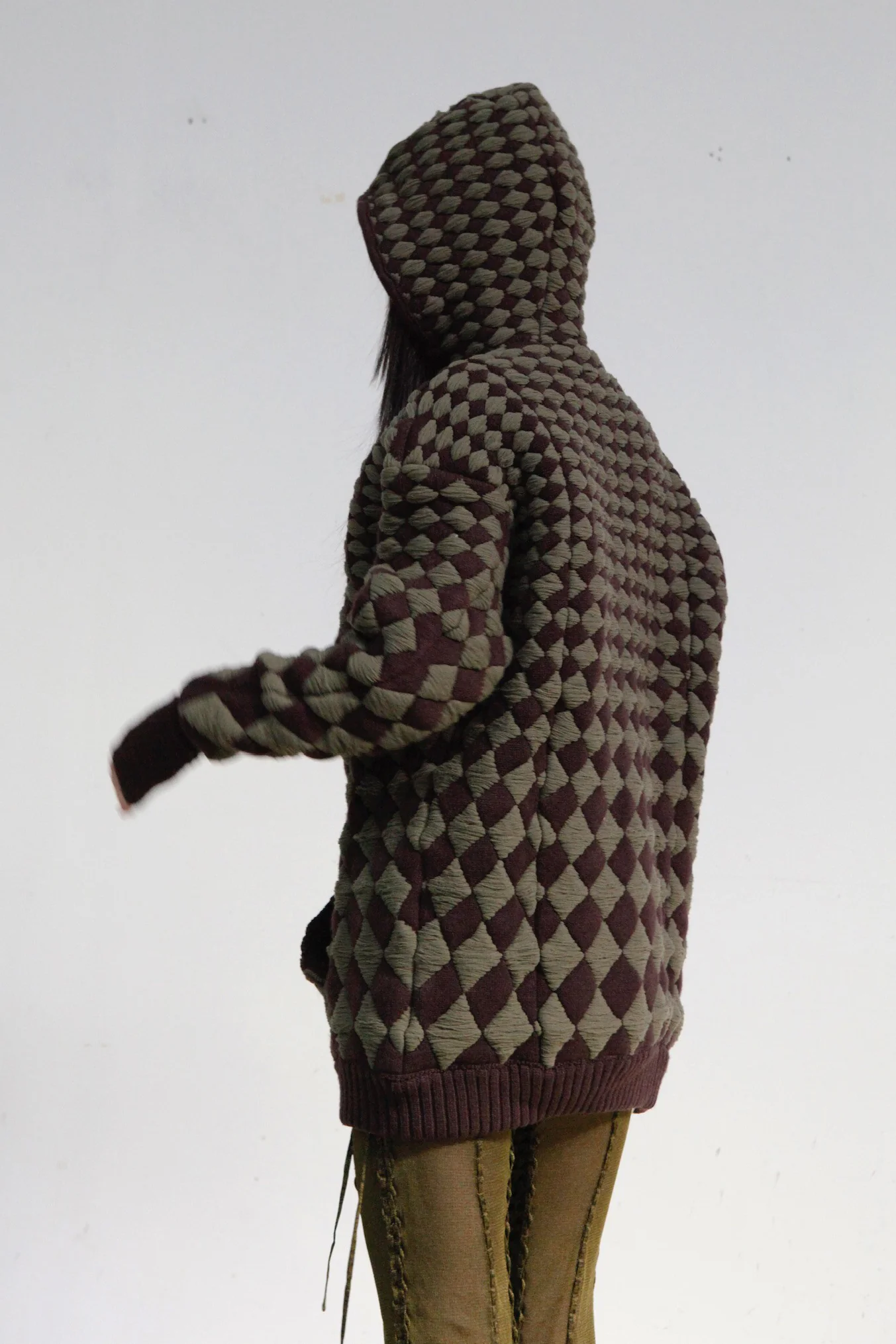 ISA BOULDER illusion quilted hoodie 22SW09 FOREST - Image 4