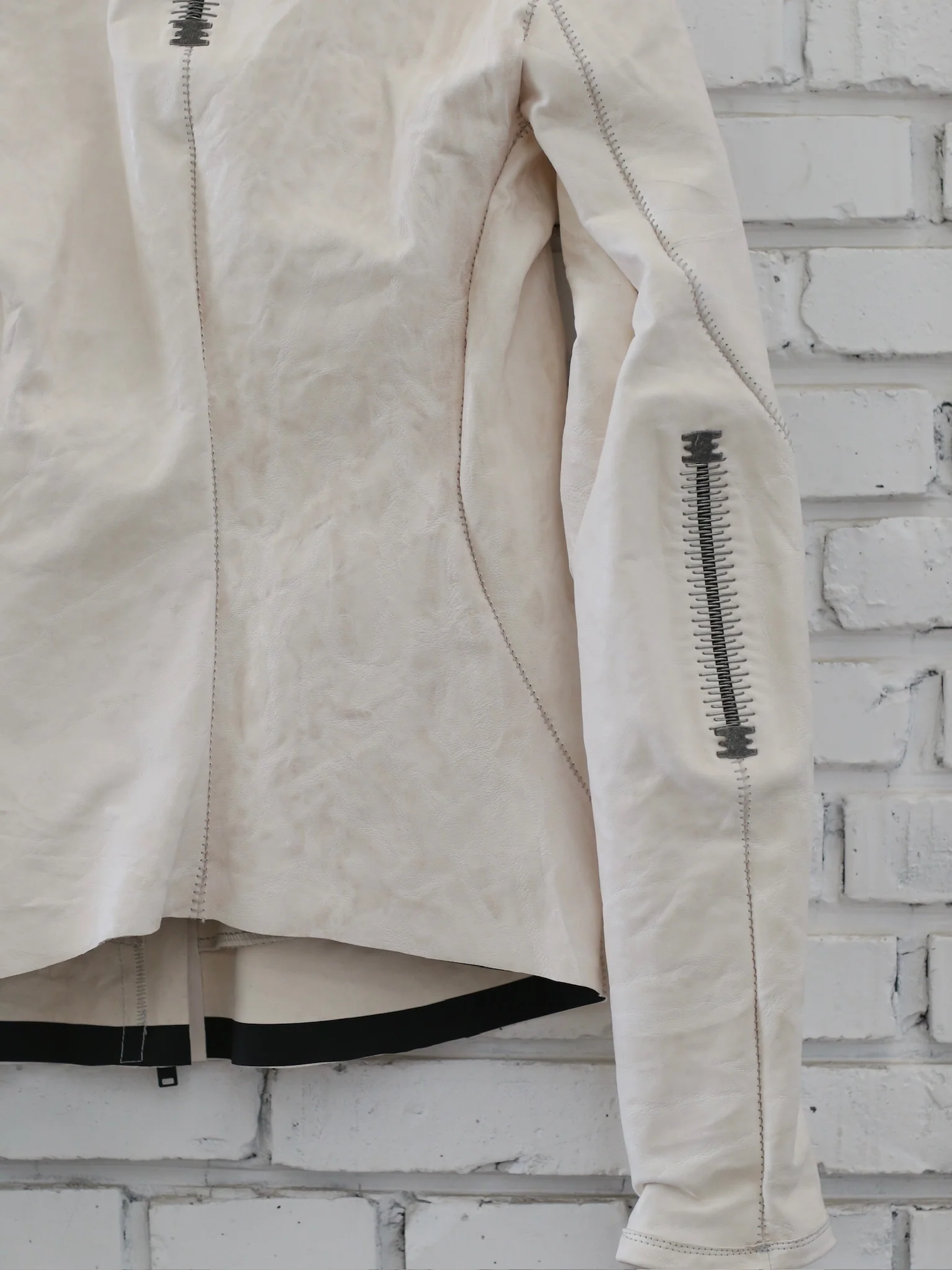 Isaac Sellam Fall/Winter 2025 High-Neck Asymmetrical Jacket, Two-Way Zipper, Lambskin, France. IS-PRUDENTE-CRASSE POU H26-PLATRE - Image 3