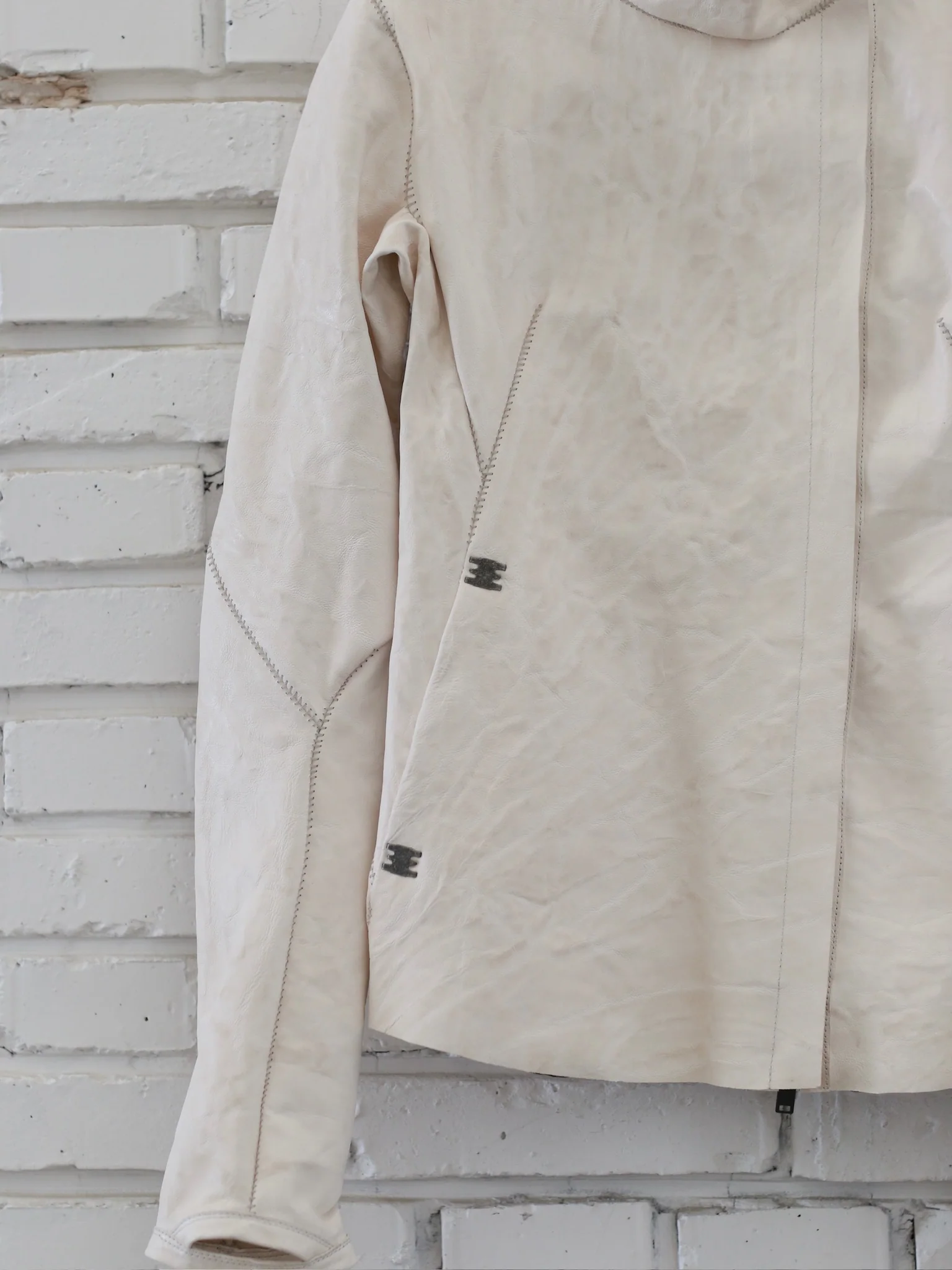 Isaac Sellam Fall/Winter 2025 High-Neck Asymmetrical Jacket, Two-Way Zipper, Lambskin, France. IS-PRUDENTE-CRASSE POU H26-PLATRE - Image 4