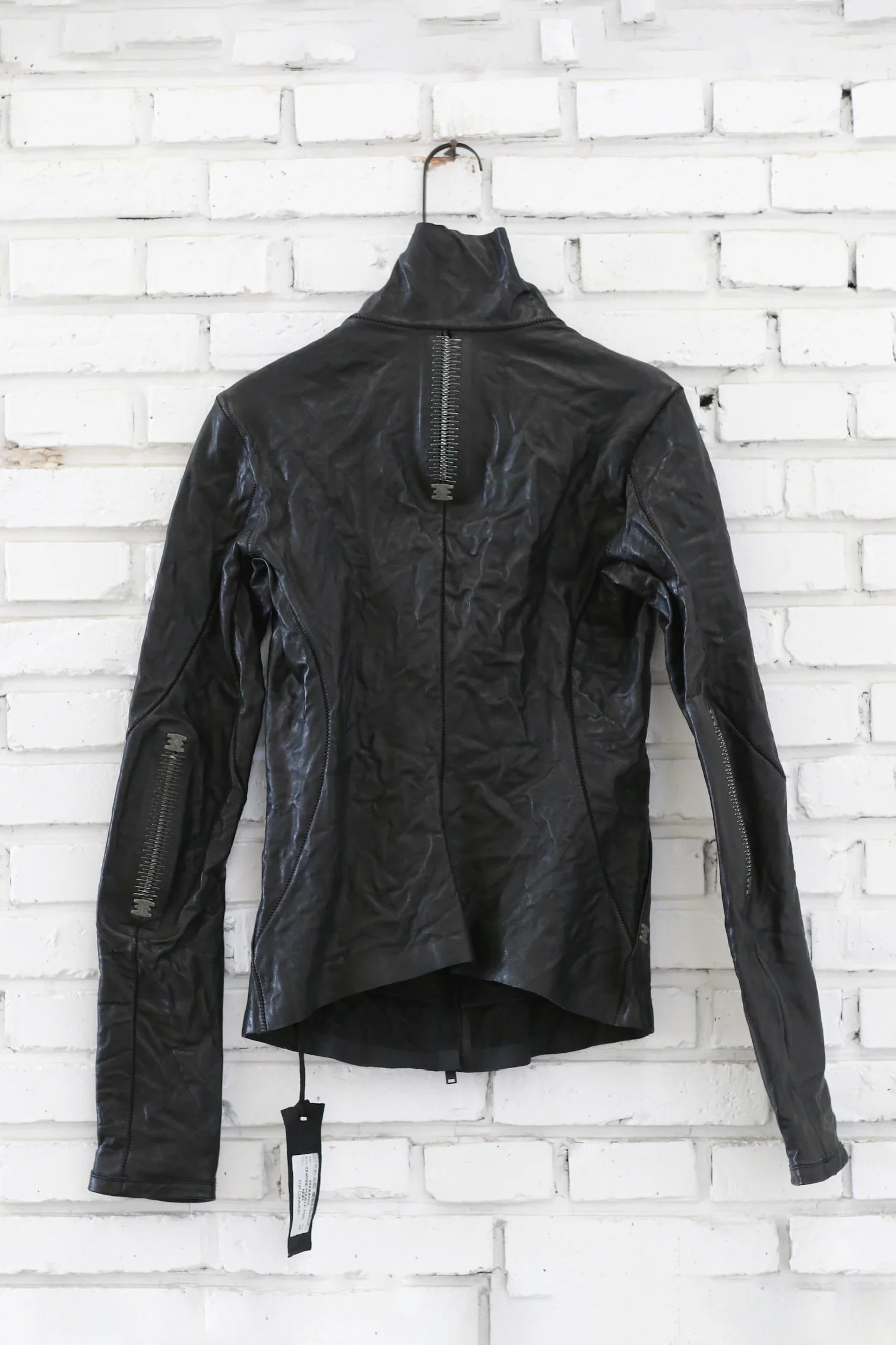 isaac sellam Fall/Winter 2025 High-Neck Asymmetrical Short Jacket, Lambskin, France IS-PRUDENTE-CRASSE POUILLE H26-NOIR - Image 2