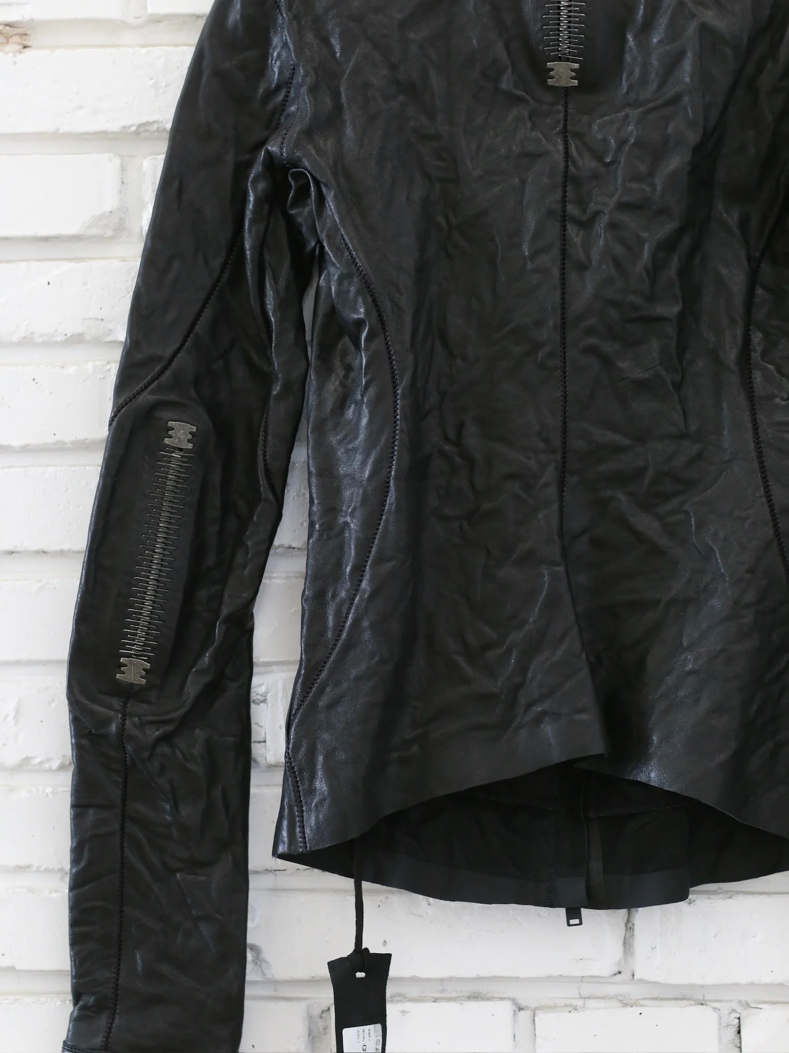 isaac sellam Fall/Winter 2025 High-Neck Asymmetrical Short Jacket, Lambskin, France IS-PRUDENTE-CRASSE POUILLE H26-NOIR - Image 3