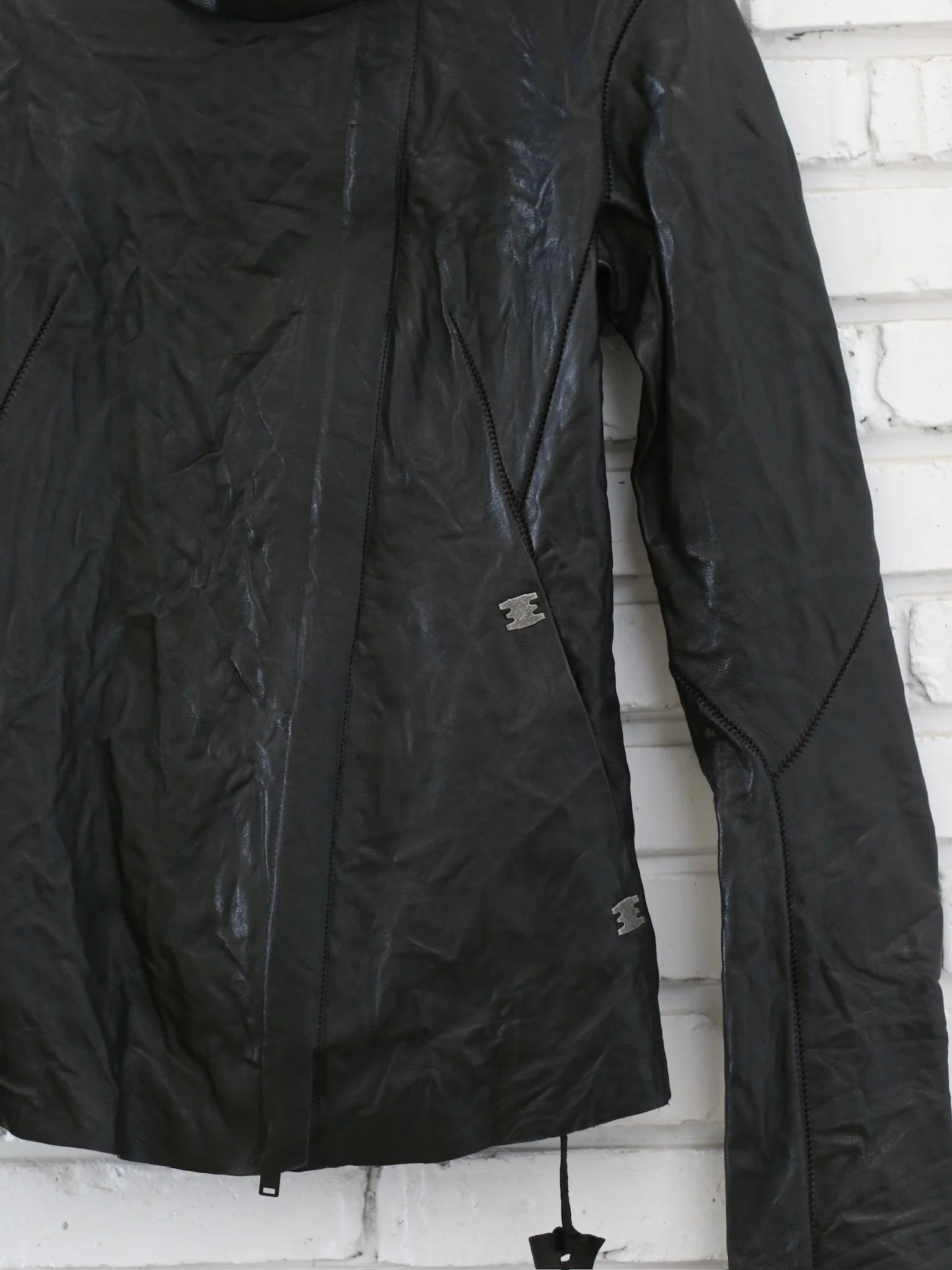 isaac sellam Fall/Winter 2025 High-Neck Asymmetrical Short Jacket, Lambskin, France IS-PRUDENTE-CRASSE POUILLE H26-NOIR - Image 4