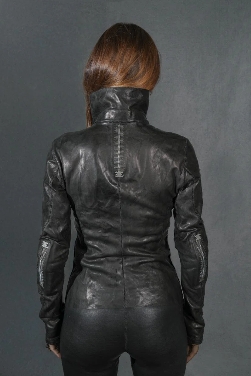 isaac sellam Fall/Winter 2025 High-Neck Asymmetrical Short Jacket, Lambskin, France IS-PRUDENTE-CRASSE POUILLE H26-NOIR - Image 8