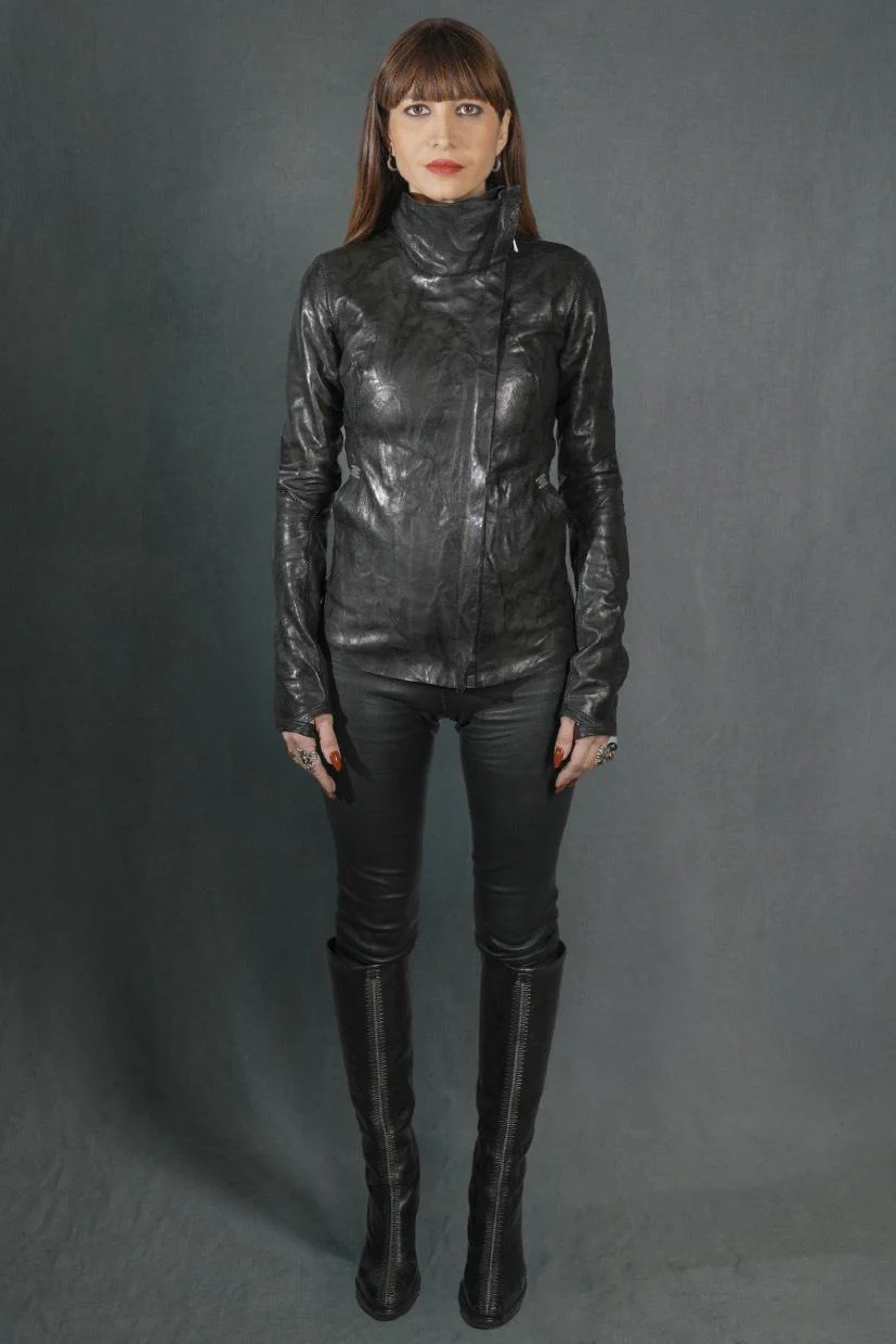 isaac sellam Fall/Winter 2025 High-Neck Asymmetrical Short Jacket, Lambskin, France IS-PRUDENTE-CRASSE POUILLE H26-NOIR - Image 9
