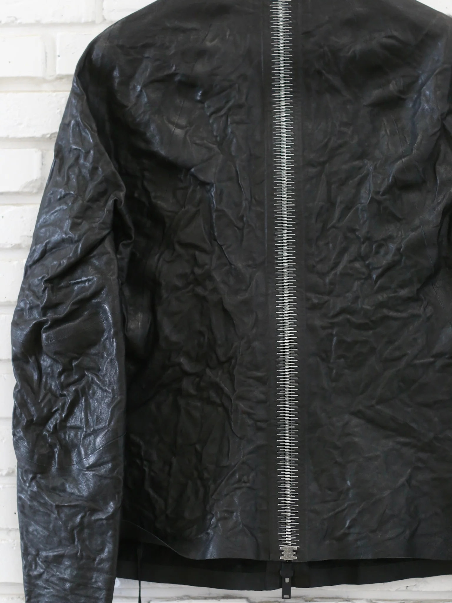 ISAAC Sellam Fall/Winter 2025 Lambskin Jacket with Back Ribbon Stand Collar, France. IS-SEAMLESS-CRASSE POUILLE H26-NOIR - Image 4