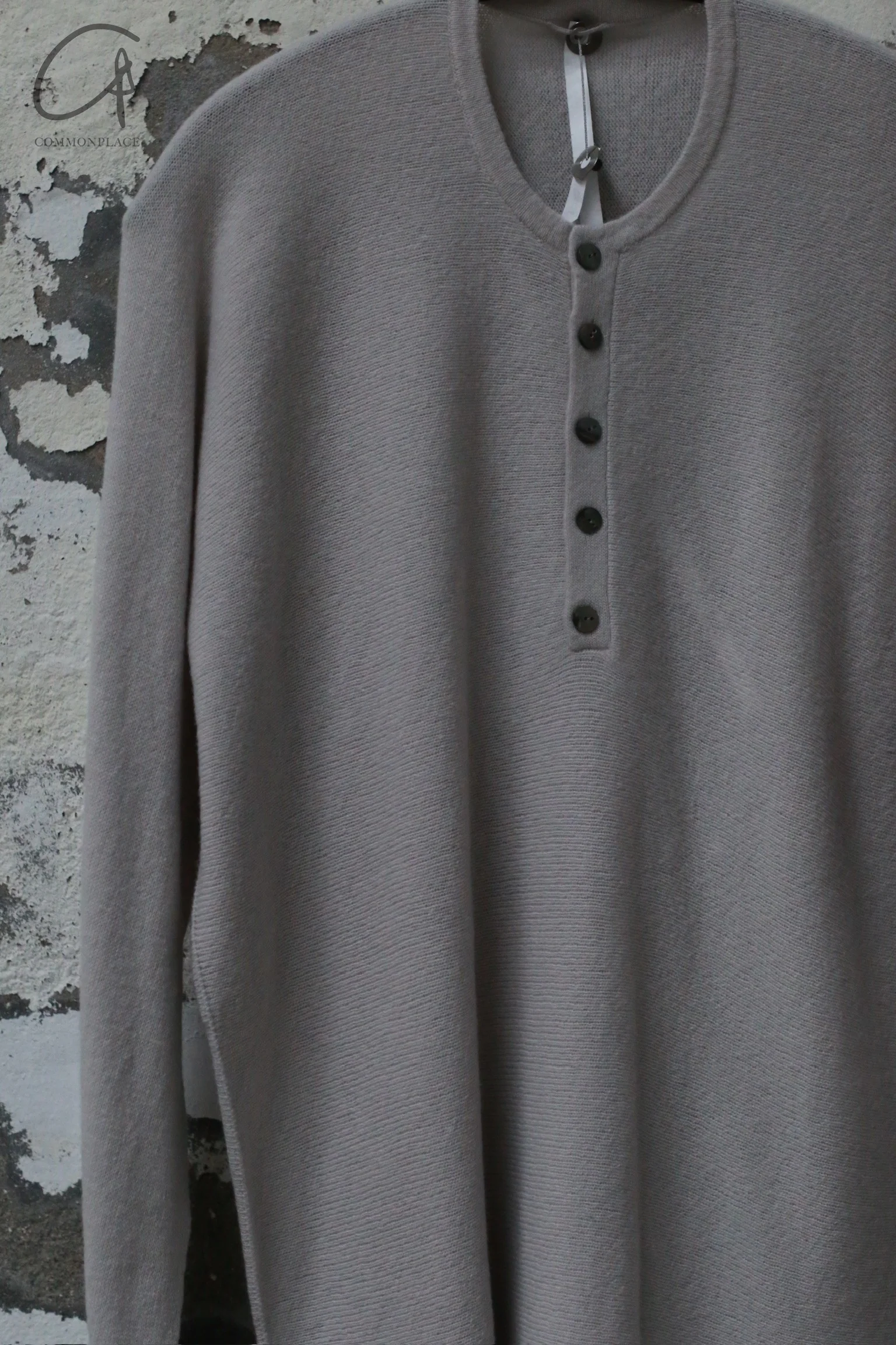 LABEL UNDER CONSTRUCTION 24 Fall/Winter Arched Shoulder Sweater LUC-44_YSW229_CAN1-IC LUC-44_YSW229 - Image 2