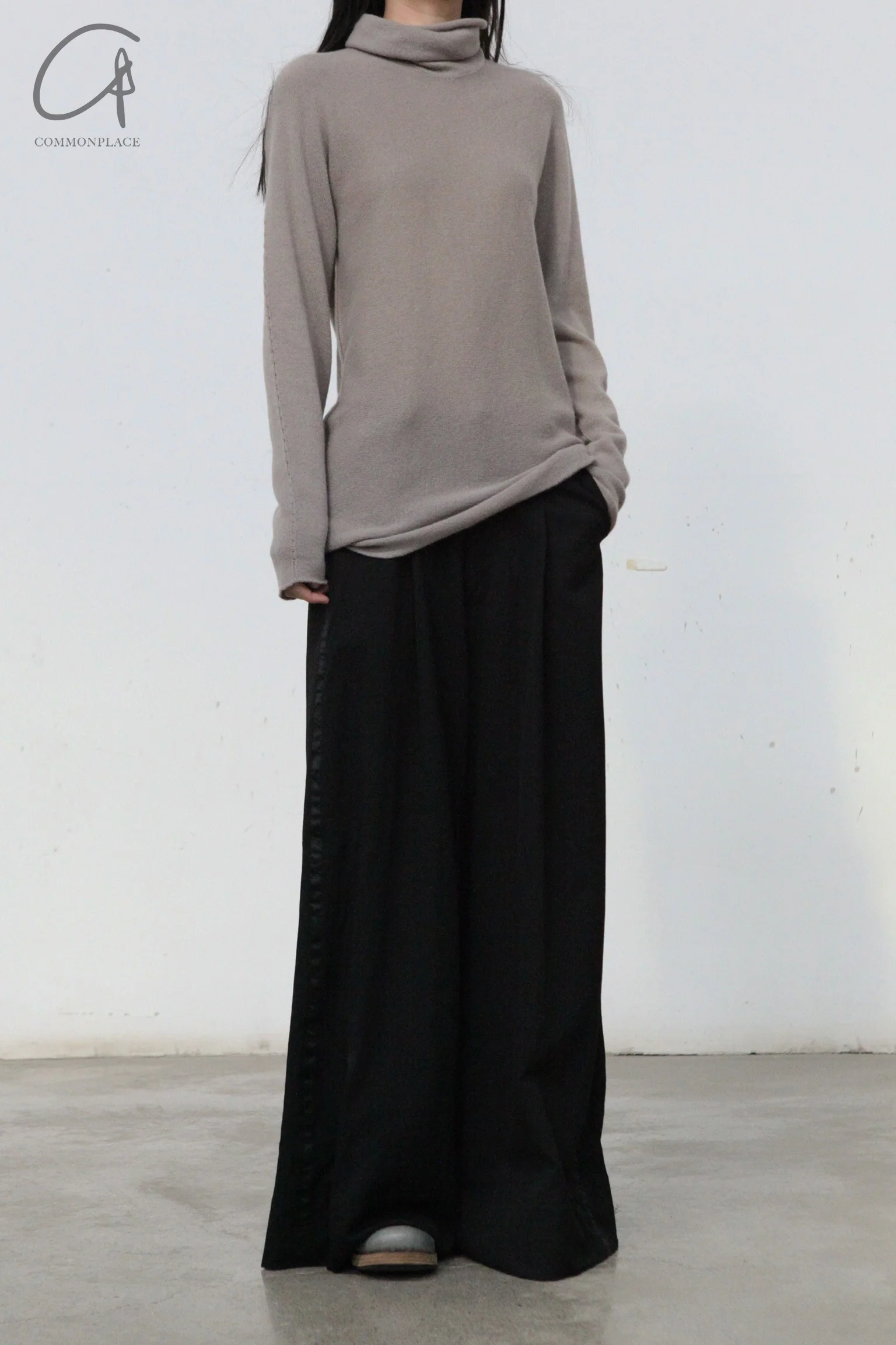 Label Under Construction high -neck arched sweater YMSW57 DV - Image 2