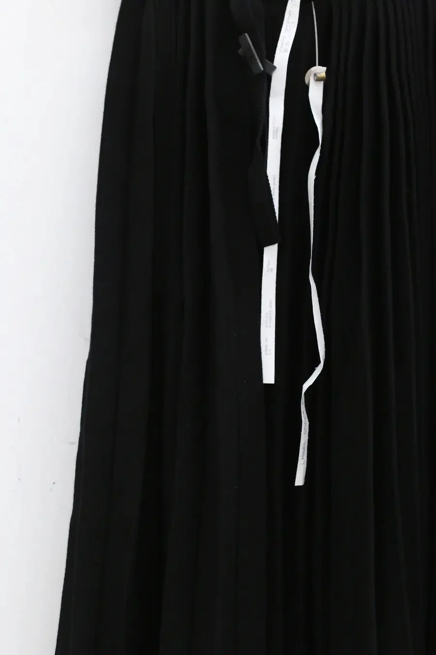 label under construction narrow pleated cape skirt 41YWSK29 ZER2 OB - Image 3