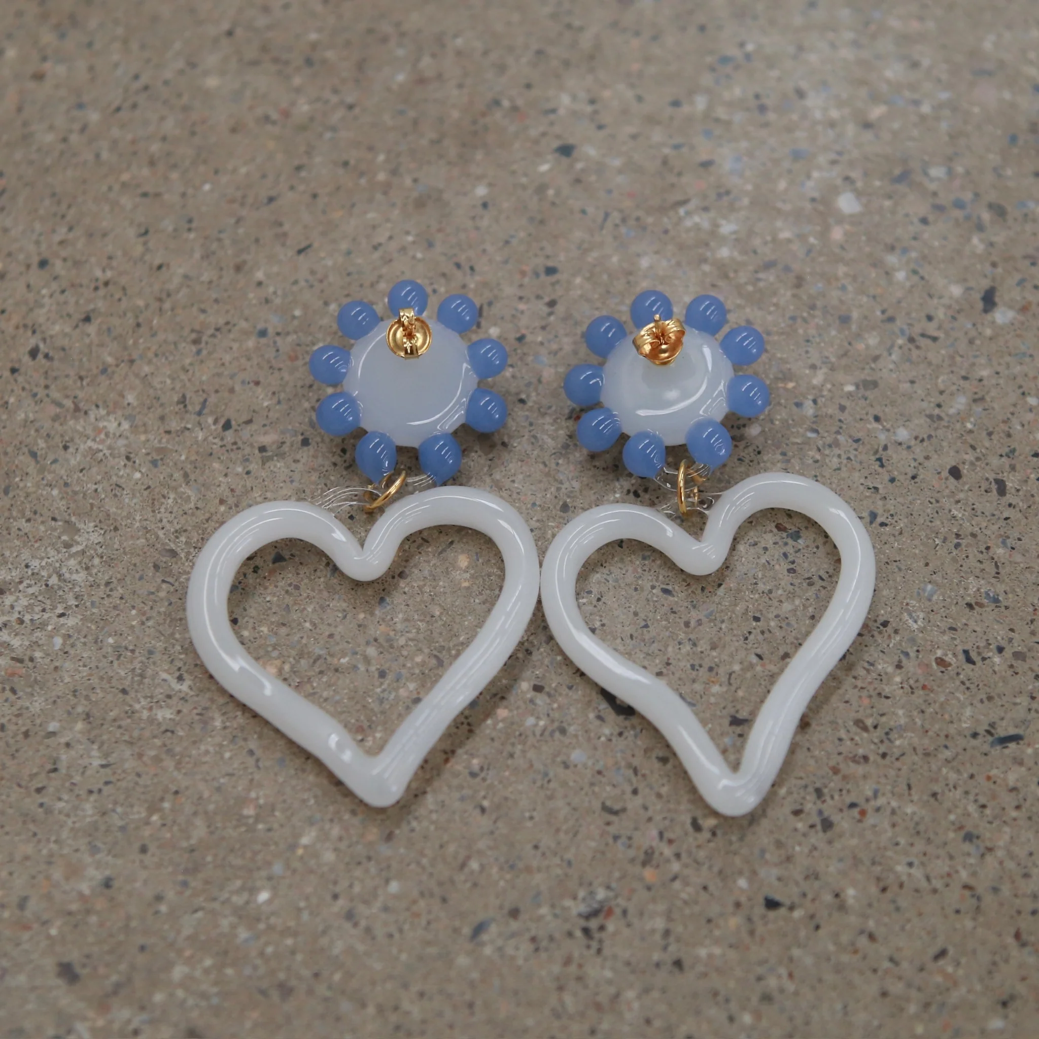 LEVENS 25 Autumn and Winter Heart-shaped Earrings LVS-AW25XLHRTE-WHT/BL-WHITE/BLUE - Image 3