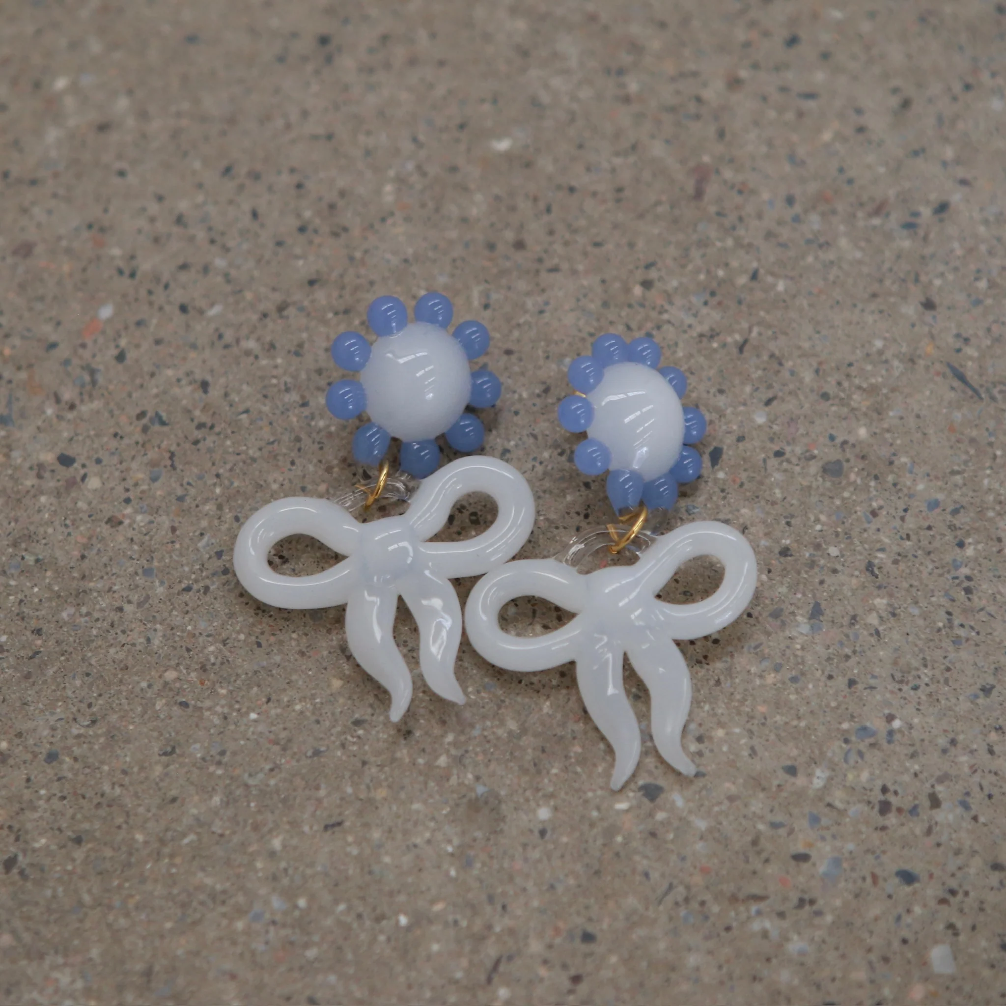 LEVENS 25 Autumn/Winter XL Bow Earrings LVS-AW25BWE-WHT/BL-WHITE/BLUE