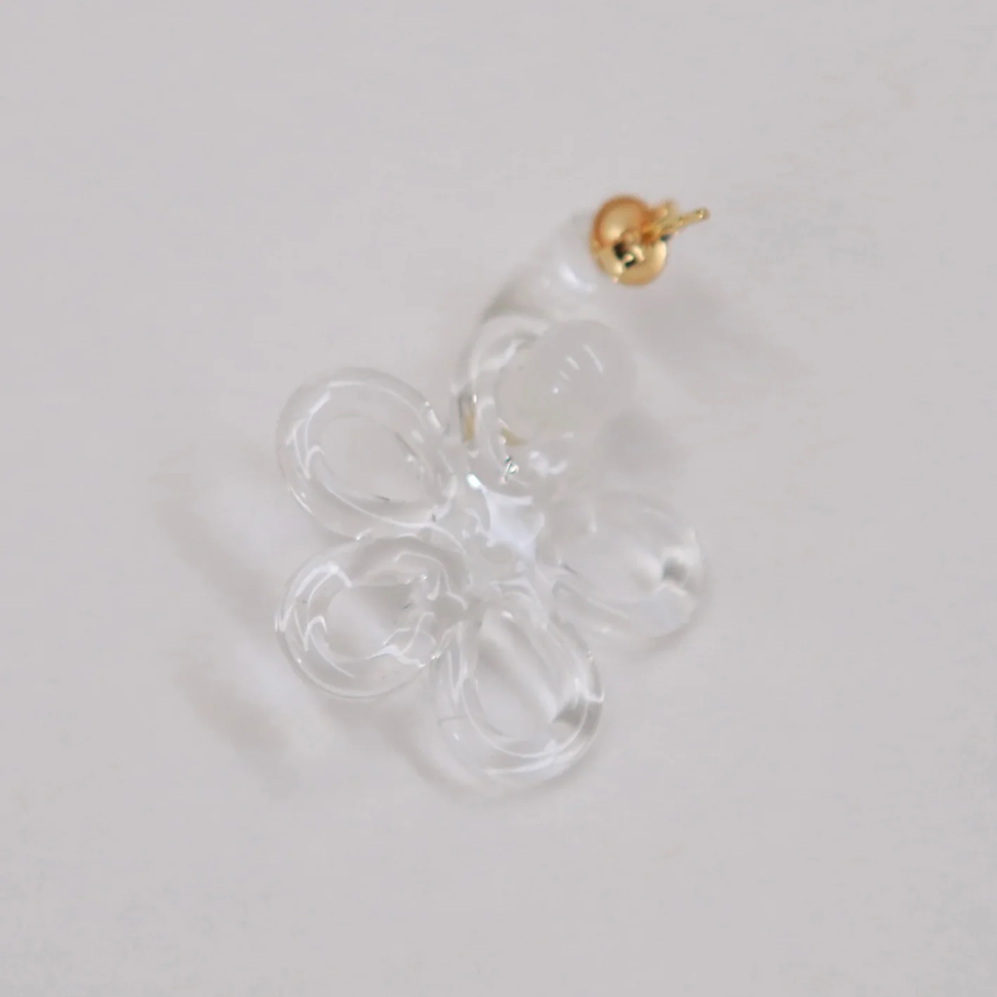 LEVENS 25 Spring/Summer Mini Glass Hoop + Daisy Charm Single Earring LVS-SS2518MINIGLSH.DSYCH-WHT-TM Transparent - Image 2