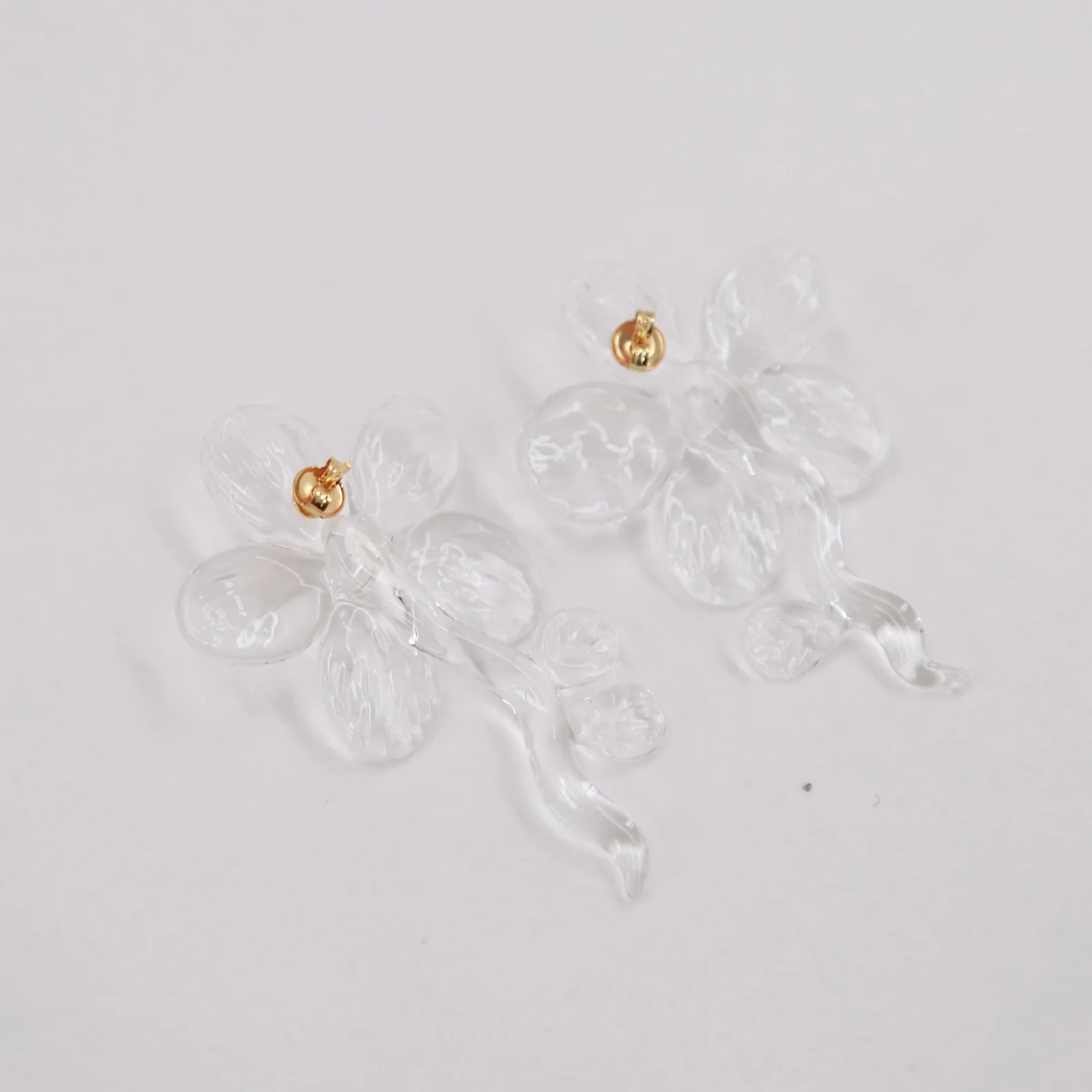 LEVENS 25 Spring/Summer XL Series Narciso Pair of Earrings LVS-SS2504NARE-CL-TM Transparent - Image 3