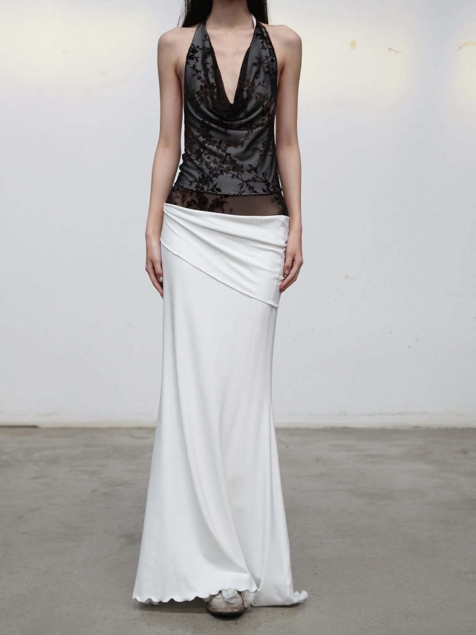 Maison Yiy Spring/Summer 2026 Halter Neck Pleated Cropped Top Vest MY-MYS26A10-3-INK BLACK - Image 3