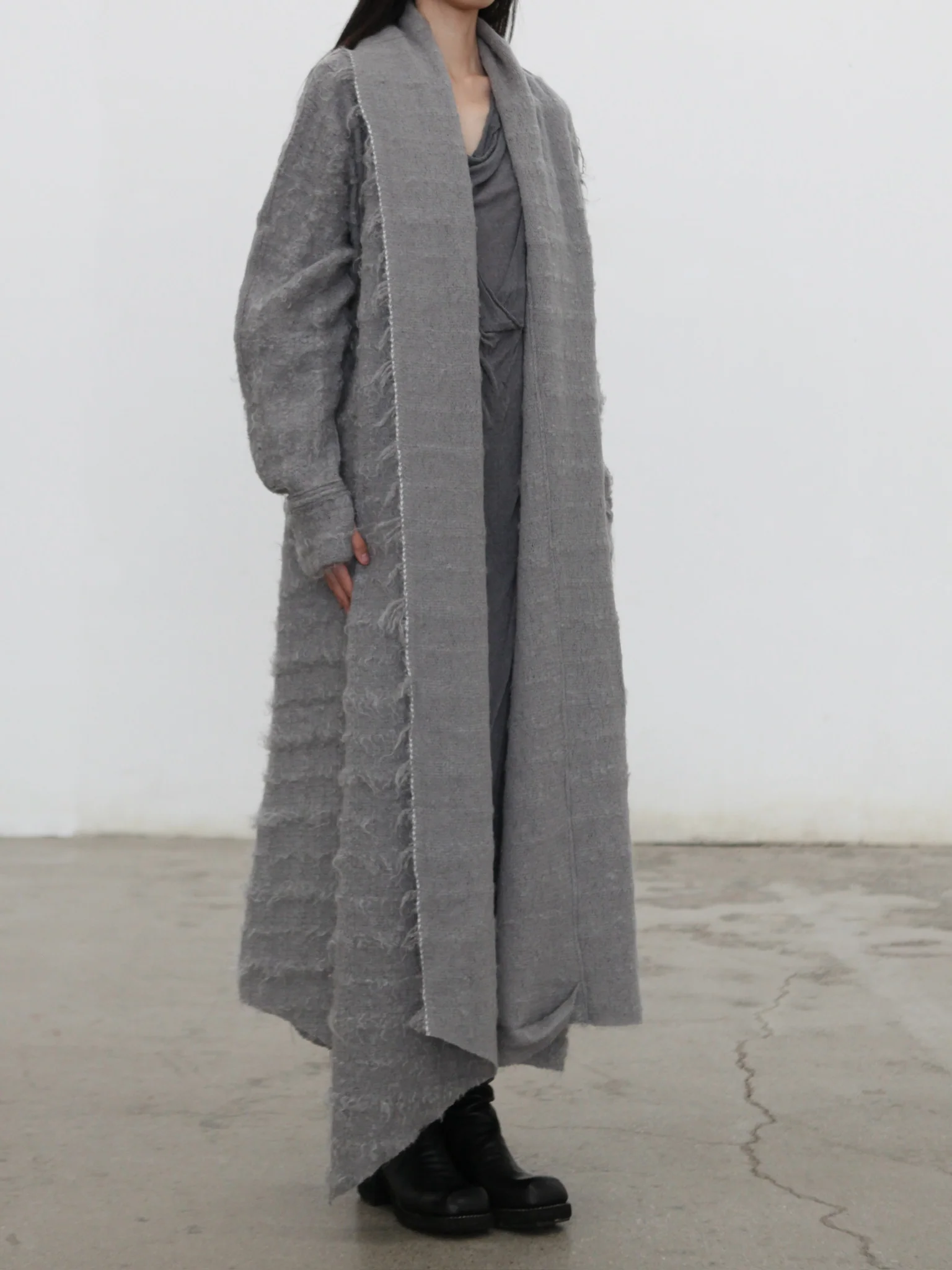 Marc Le Bihan Fall/Winter 2025 Long Cardigan with Brooch Decoration 2735 (France) MLB-2735-25AW-GRIS - Image 3