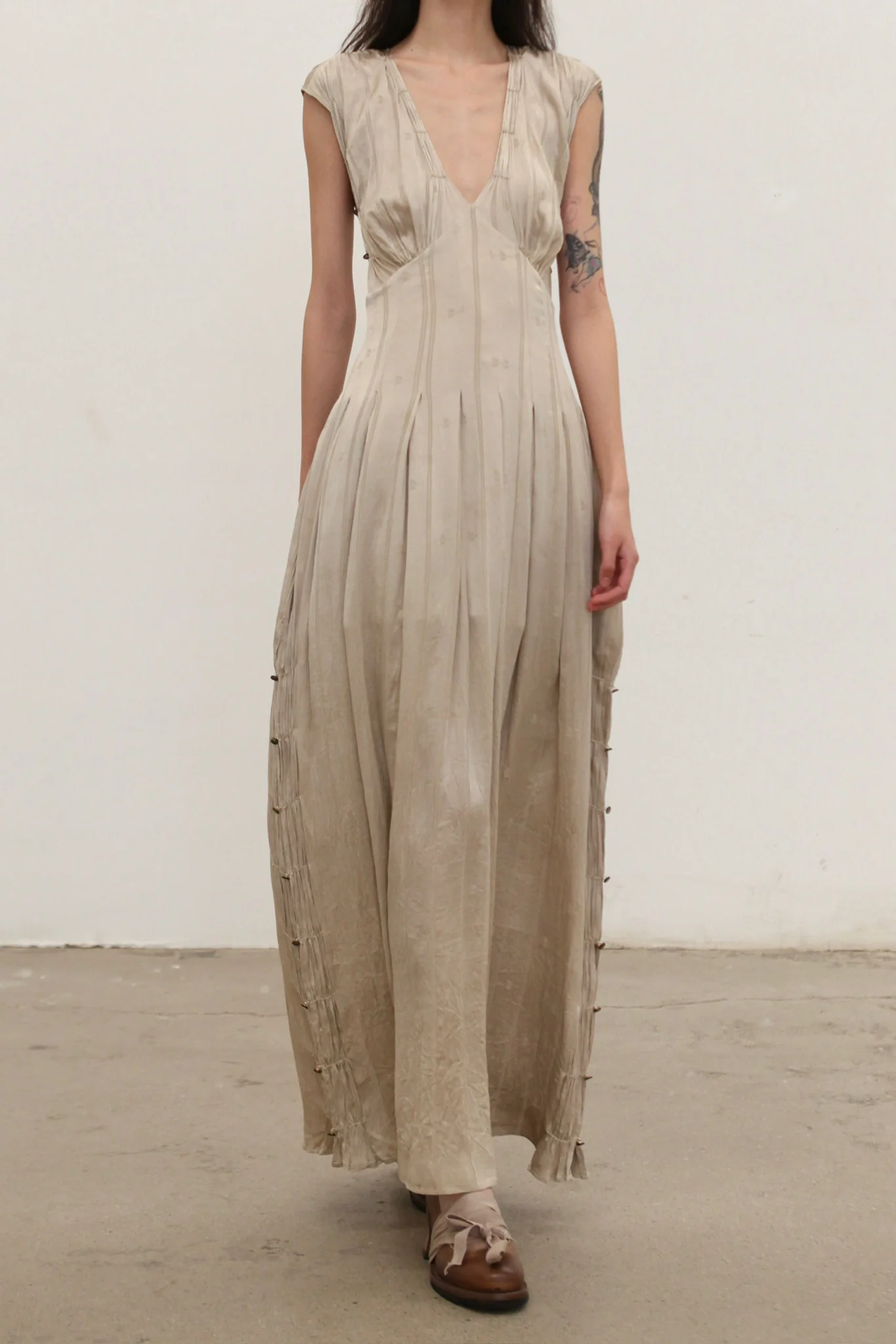 Mutedance 25 Spring/Summer Deep V-neck Pleated Dress MD-MD25SS24-BEIGE - Image 2