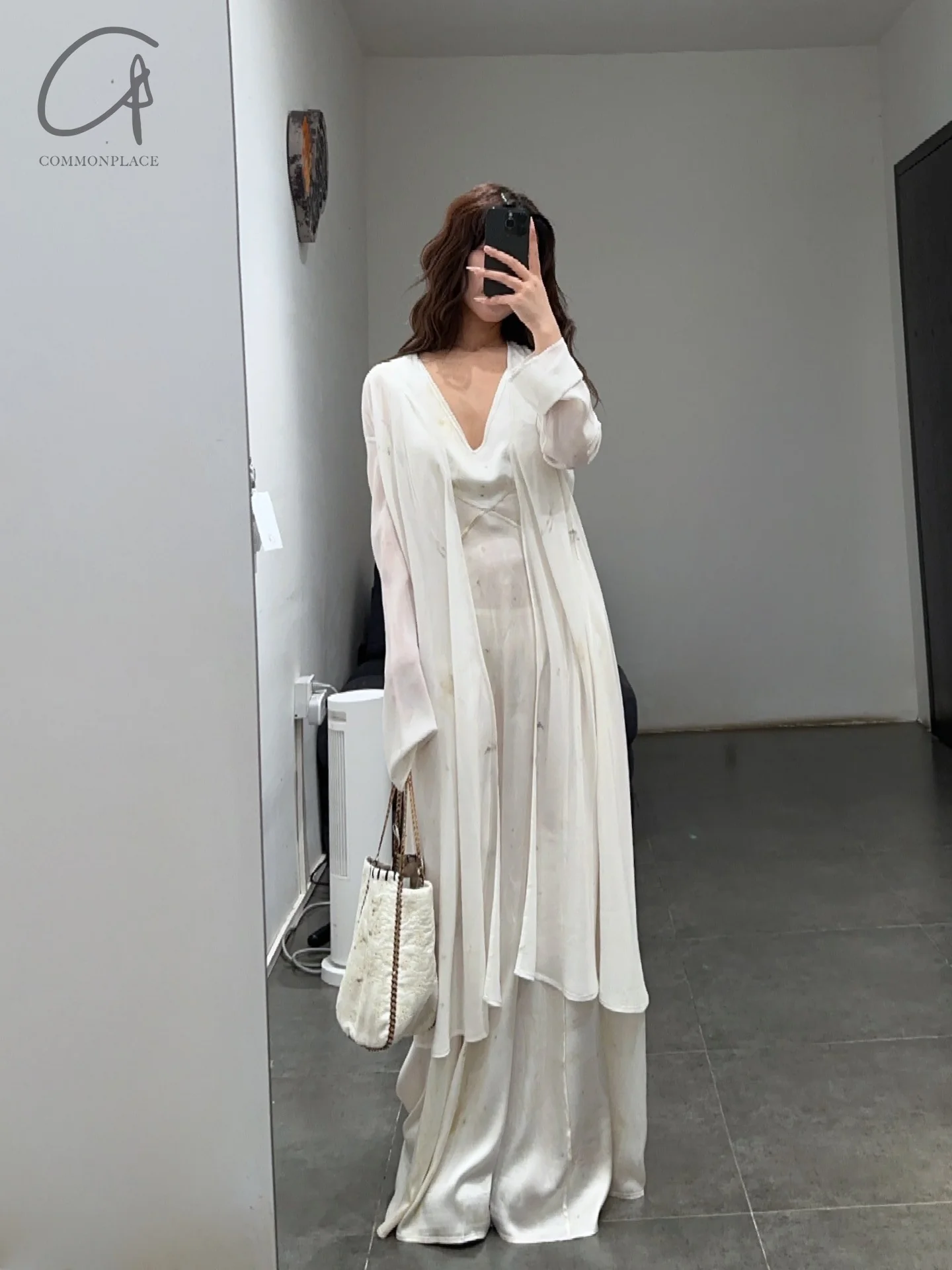 Mutedance 25 Spring/Summer Deep V-neck Silk Short Sleeve Dress MD-MD25SS28-HOARY - Image 12