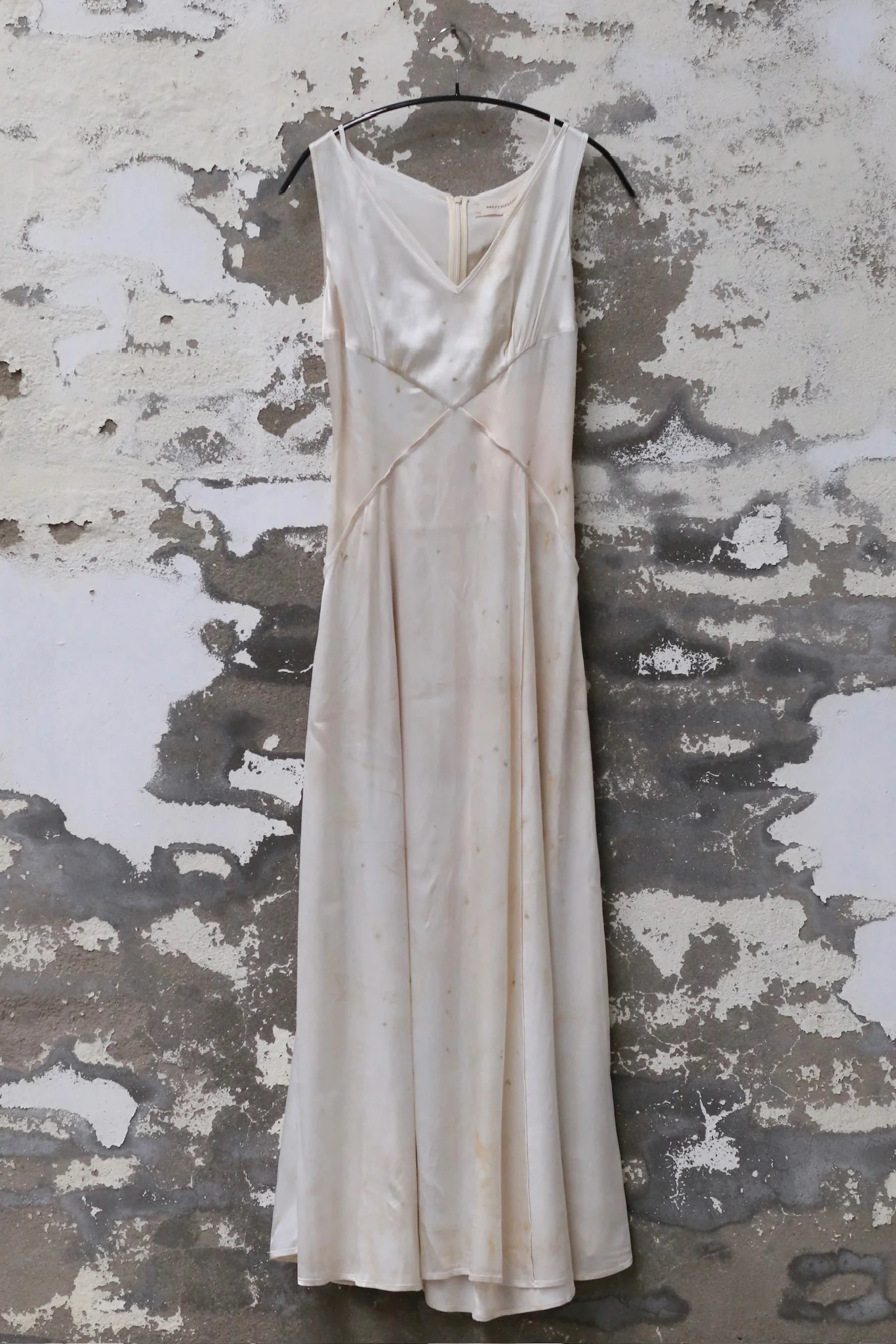 Mutedance 25 Spring/Summer Deep V-neck Silk Short Sleeve Dress MD-MD25SS28-HOARY - Image 4