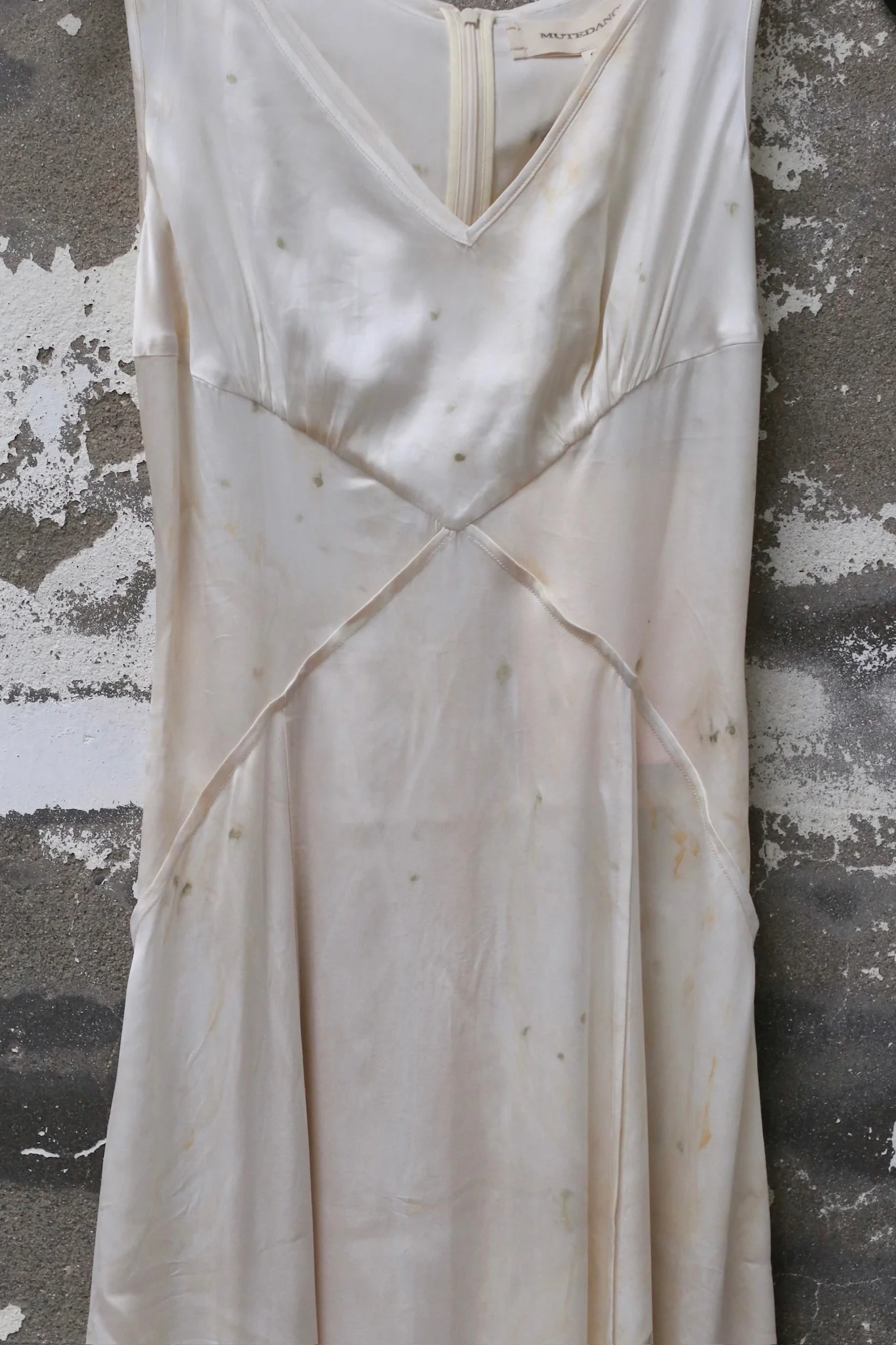 Mutedance 25 Spring/Summer Deep V-neck Silk Short Sleeve Dress MD-MD25SS28-HOARY - Image 5