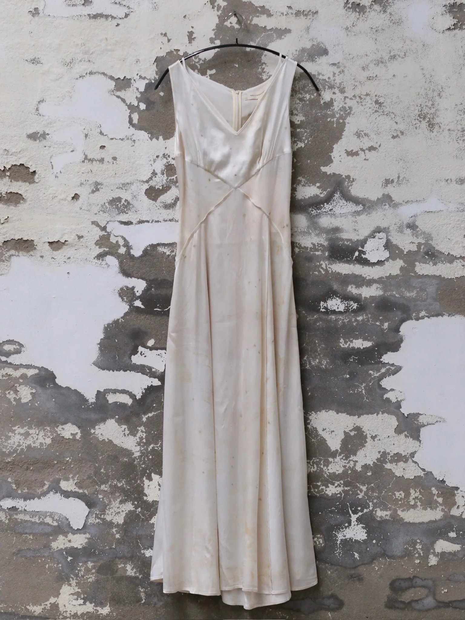 Mutedance 25 Spring/Summer Deep V-neck Silk Short Sleeve Dress MD-MD25SS28-HOARY - Image 7