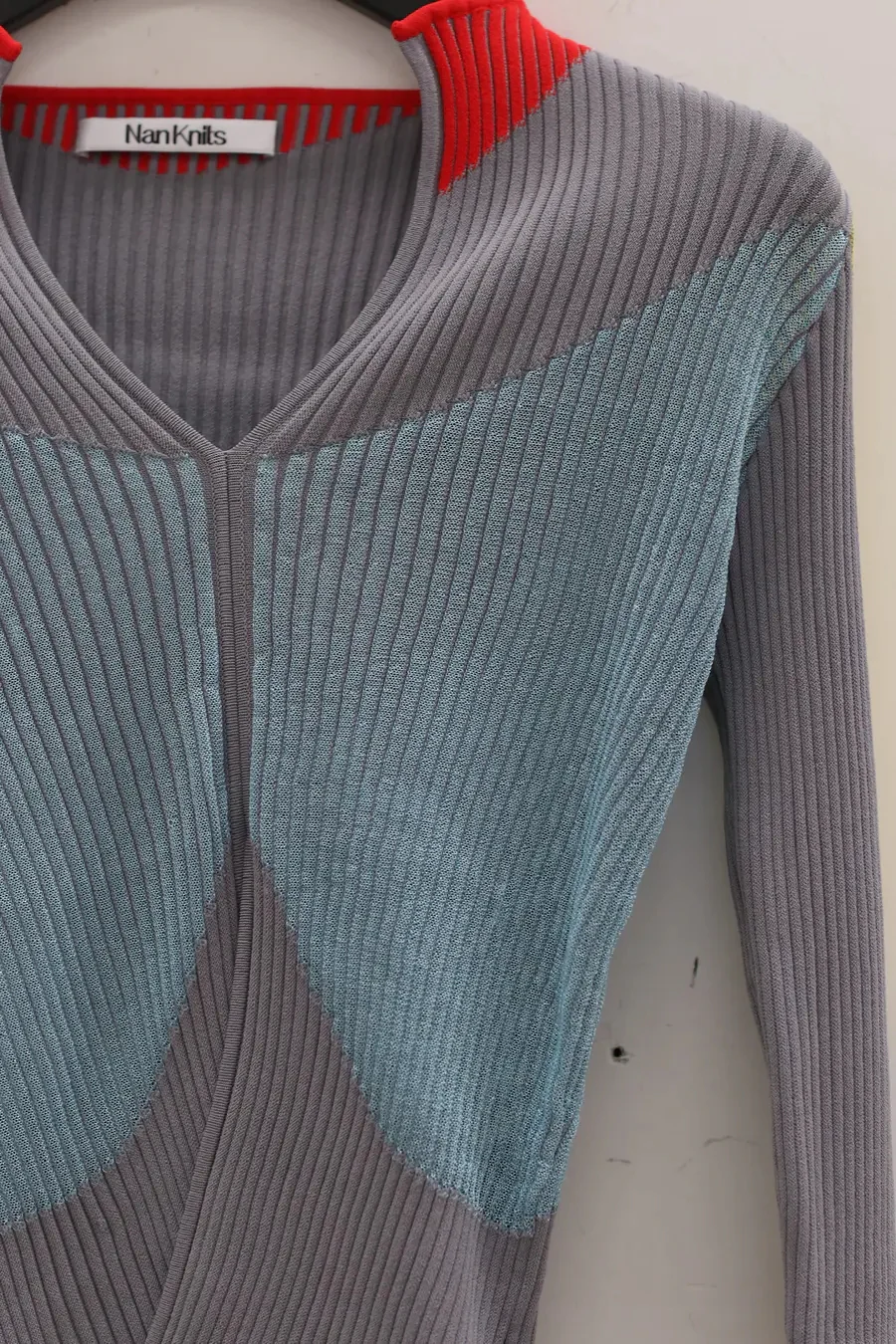 NAN KNITS color block pitted sweater 22011022 GRA gray - Image 5