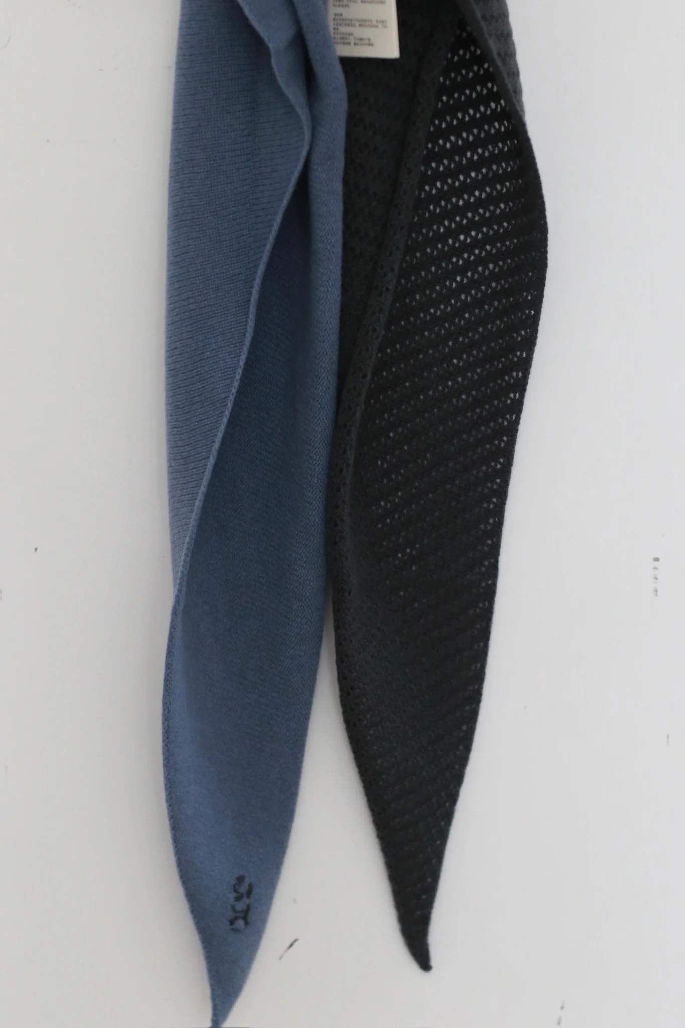 o cloche code 25 Fall/Winter Cashmere Two-tone Triangle Scarf OCC-OH01S820-MERLWMH Maltese Blue/Ebony Black - Image 2