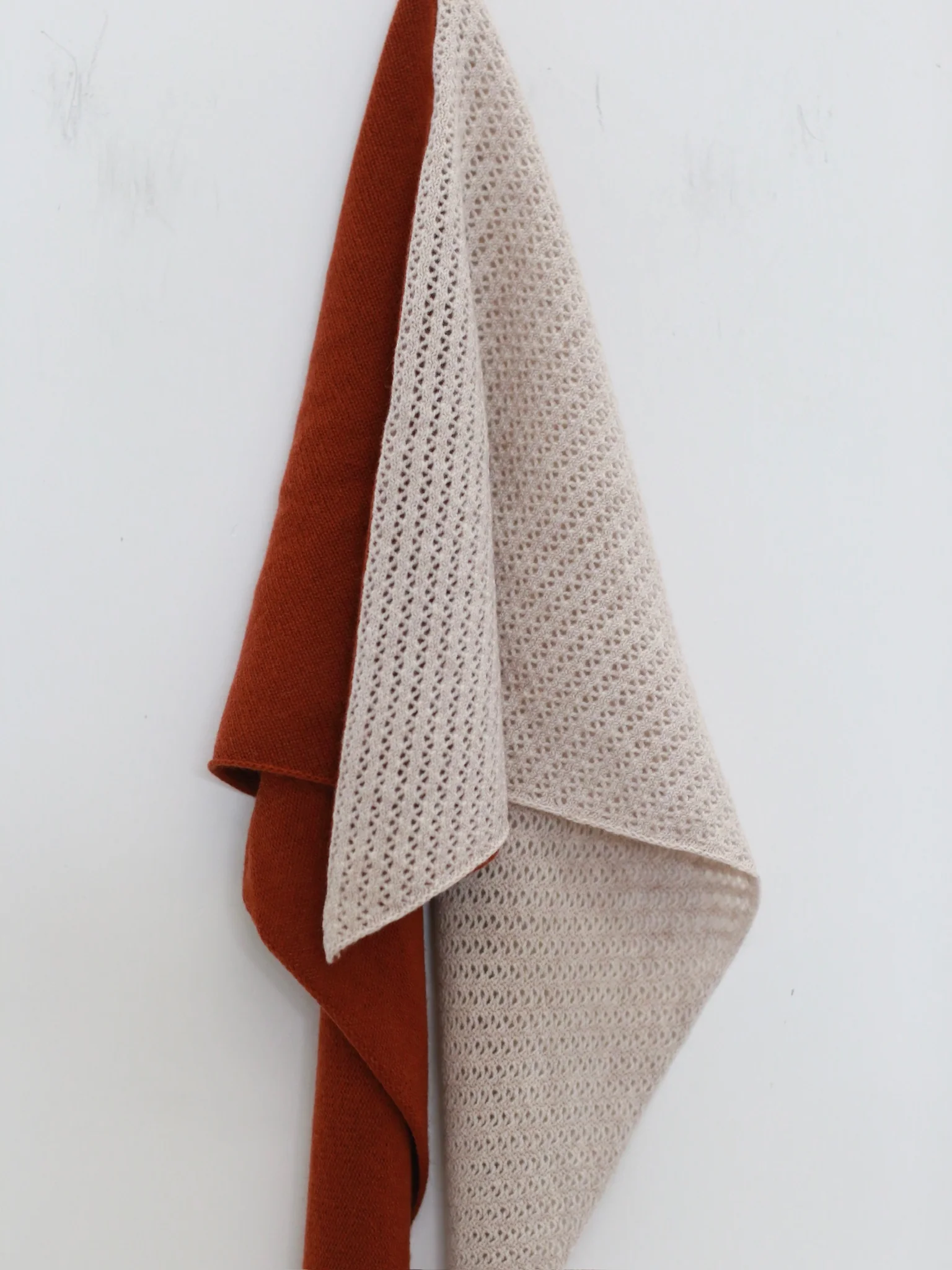 o cloche code 25 Fall/Winter Cashmere Two-tone Triangle Scarf OCC-OH01S820-ZSHLSM Vermilion Red/Lace Beige - Image 3