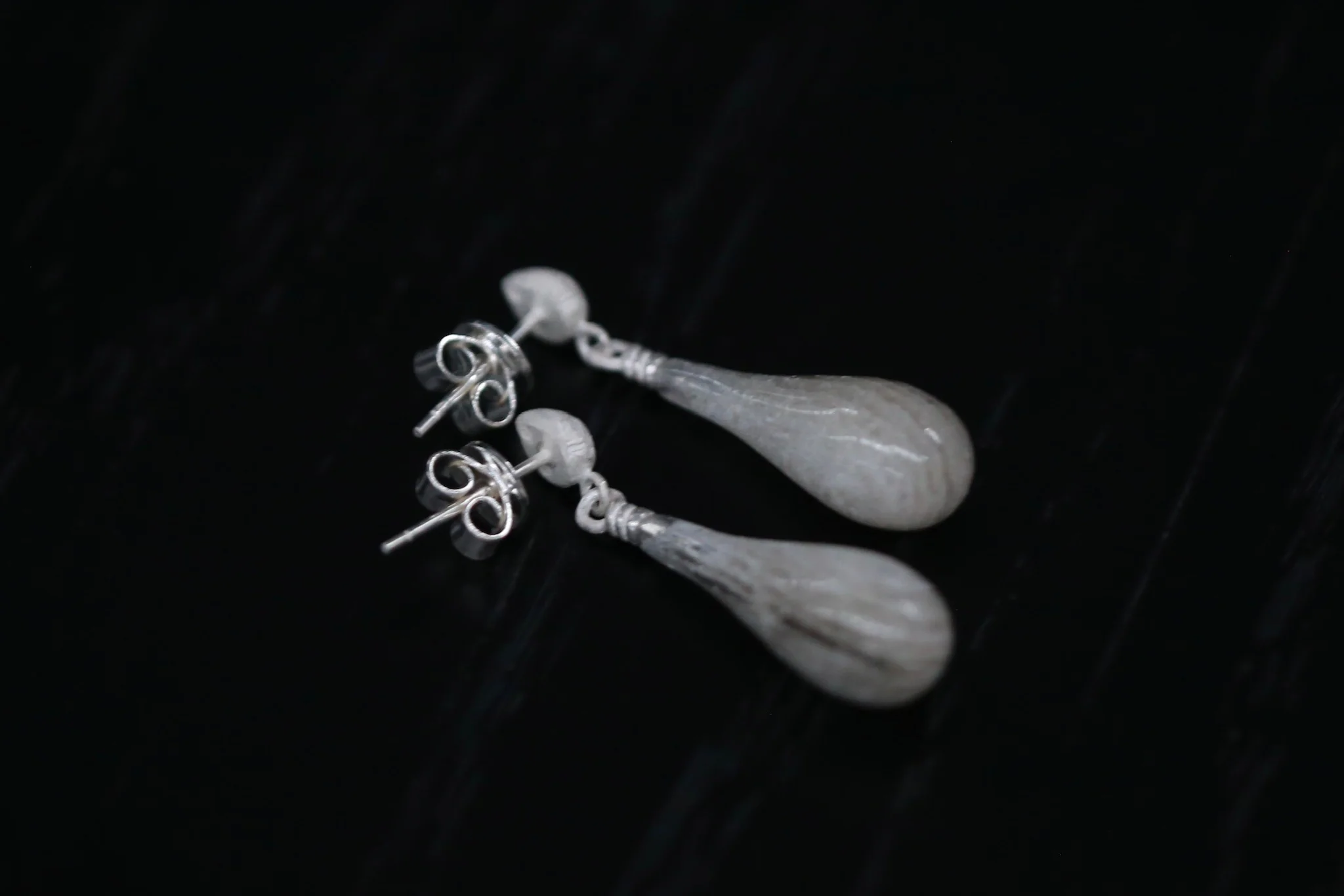 OLIO E ACETO 24 Autumn and Winter Thousand Layer Crystal Water Drop Long Earrings OLIO-OA11E09-HUIYIN Gray/Silver - Image 2