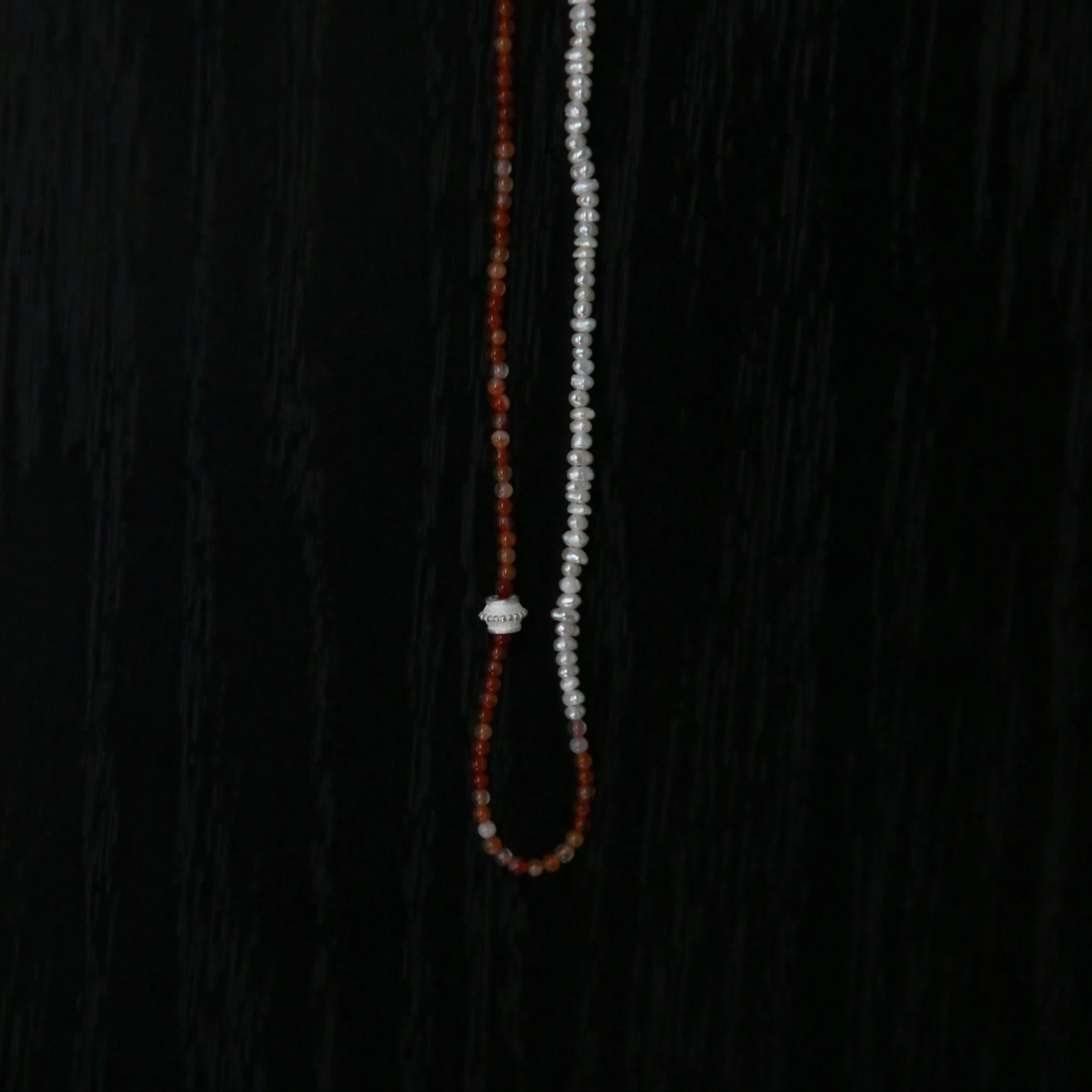 OLIO E ACETO New Year Collection Red Agate and Pearl Patchwork Necklace OLIO-OA13N42-JHZZBY Orange-red/Pearl White/Silver - Image 3