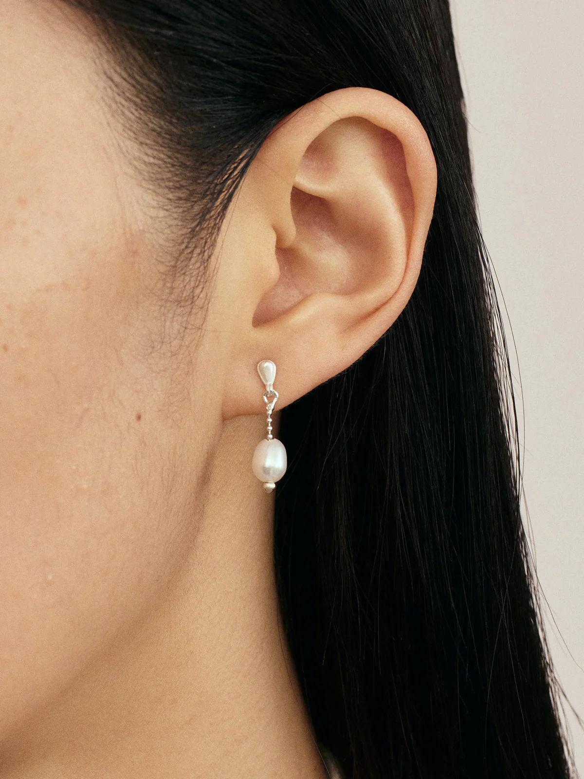 OLIO E ACETO New Year Collection Sterling Silver Red Agate/Pearl Chain Earrings OLIO-OA13E24-ZZBY Pearl White/Silver (OA13E23) - Image 4