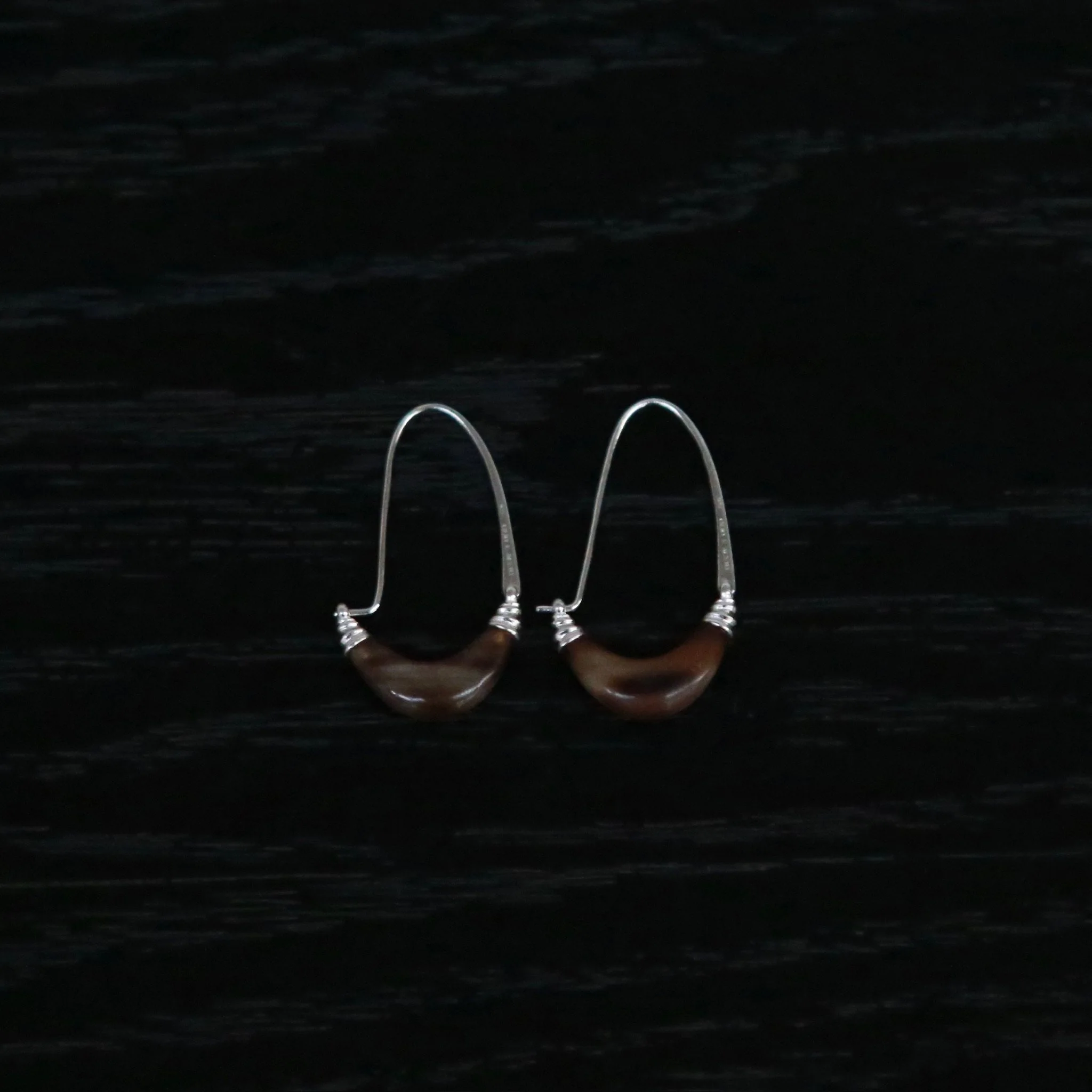 OLIO E ACETO Sterling Silver White Ox Horn Crescent Earrings OLIO-OO-26SS-JE01H1YE450-QC (YE450 Light Brown) - Image 3