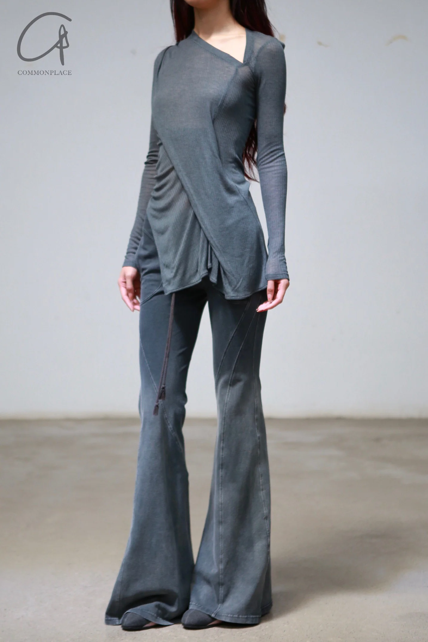 OUDE WAAG 24 Autumn and Winter Draped Asymmetric Top OW-OW-24AW-TP03-HUILAN Gray Blue - Image 4