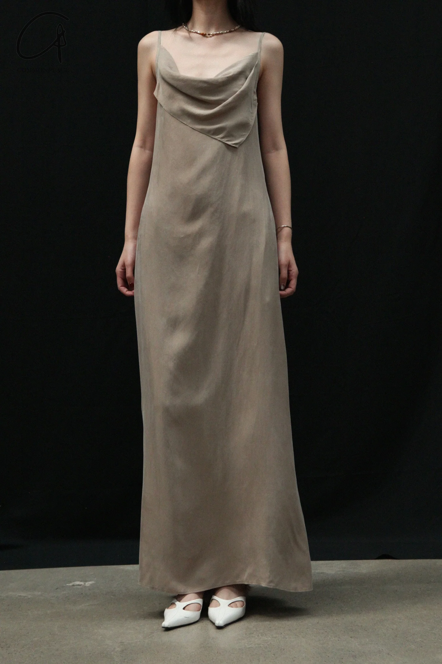 OUDE WAAG 24 Autumn and Winter Swing Neck Backless Dress OW-24AW-DS10C2GY820-HM Gray Beige