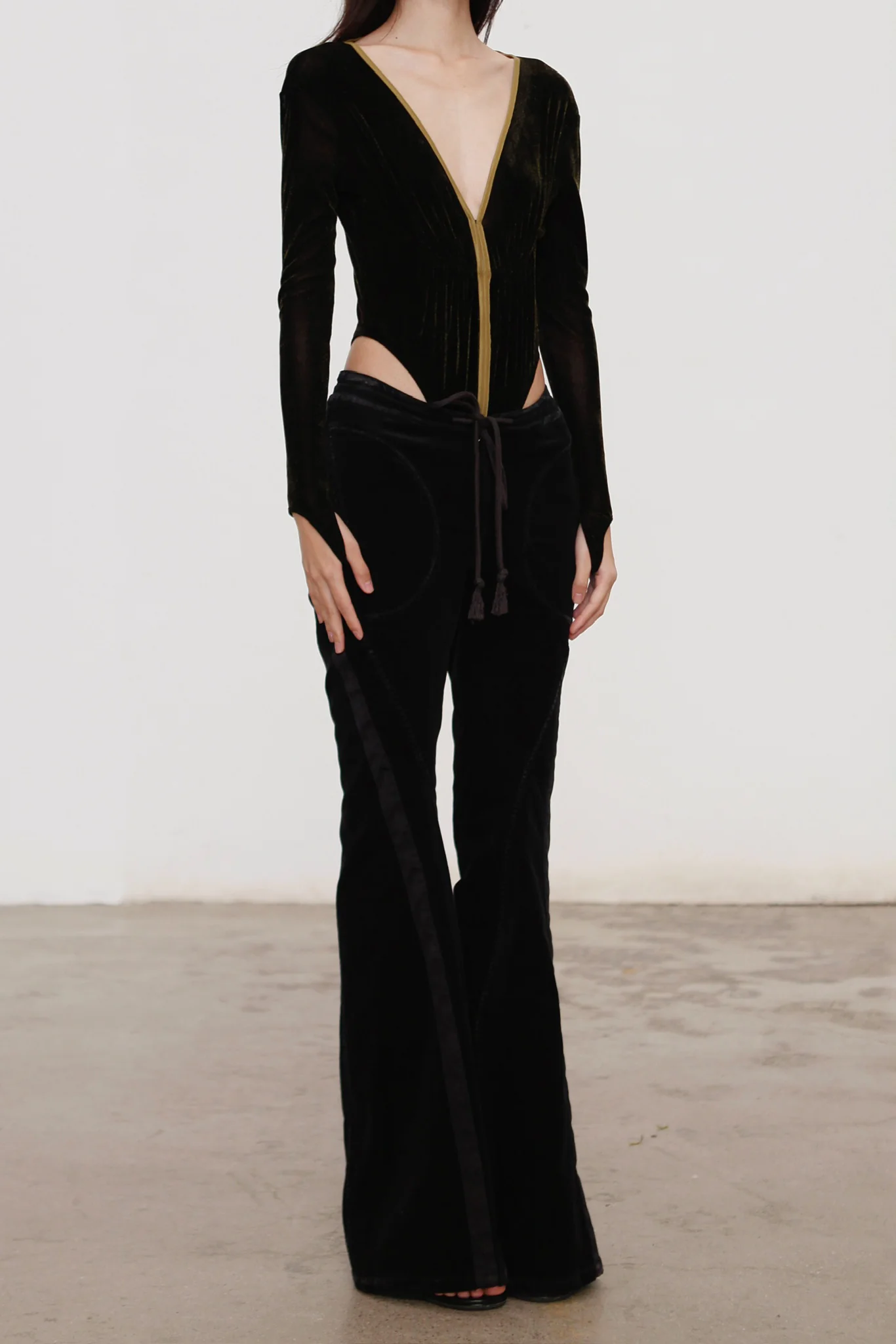 OUDE WAAG 26 Early Spring Stretch Velvet Ruffled Jumpsuit OW-26RS-BD01N1-BL094 Black and Yellow - Image 3