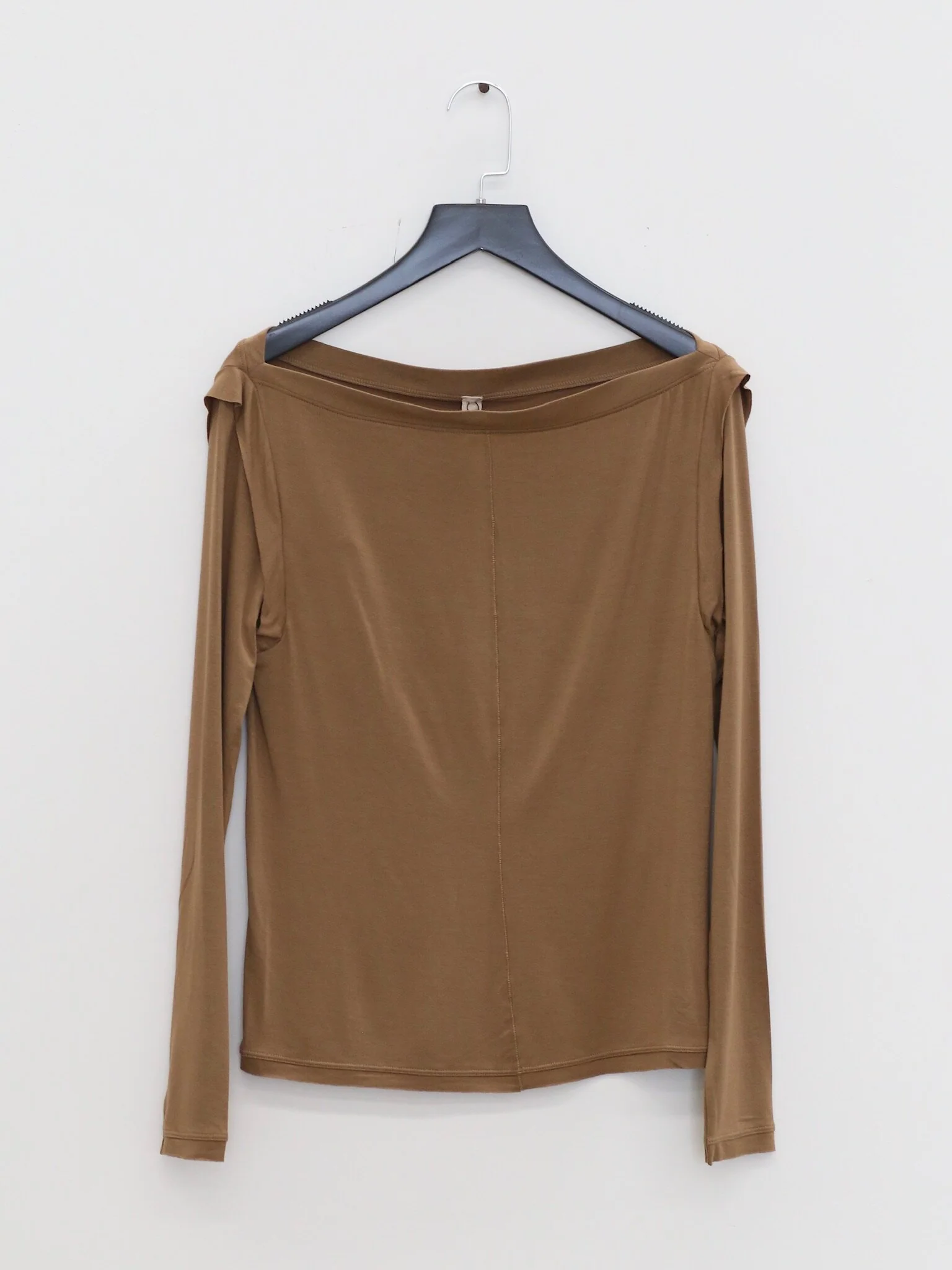 OUDE WAAG Spring/Summer 2026 Off-Shoulder Long-Sleeve Top OW-OW-26SS-TP17B1YE420-KQ YE420 Khaki - Image 5
