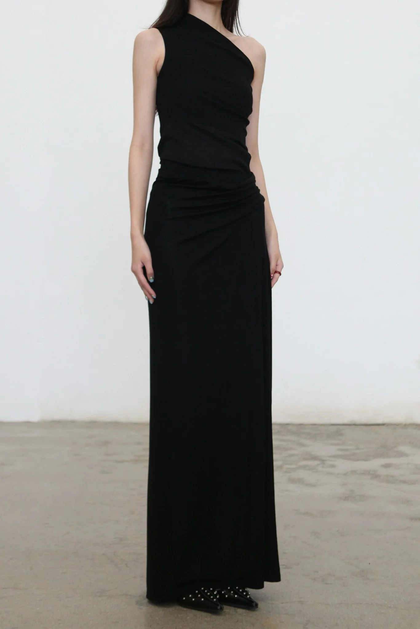 OUDE WAAG Spring/Summer 2026 Pleated Textured One-Shoulder Knit Vest OW-OW-26SS-KT09-HEI BL900 BLACK - Image 2