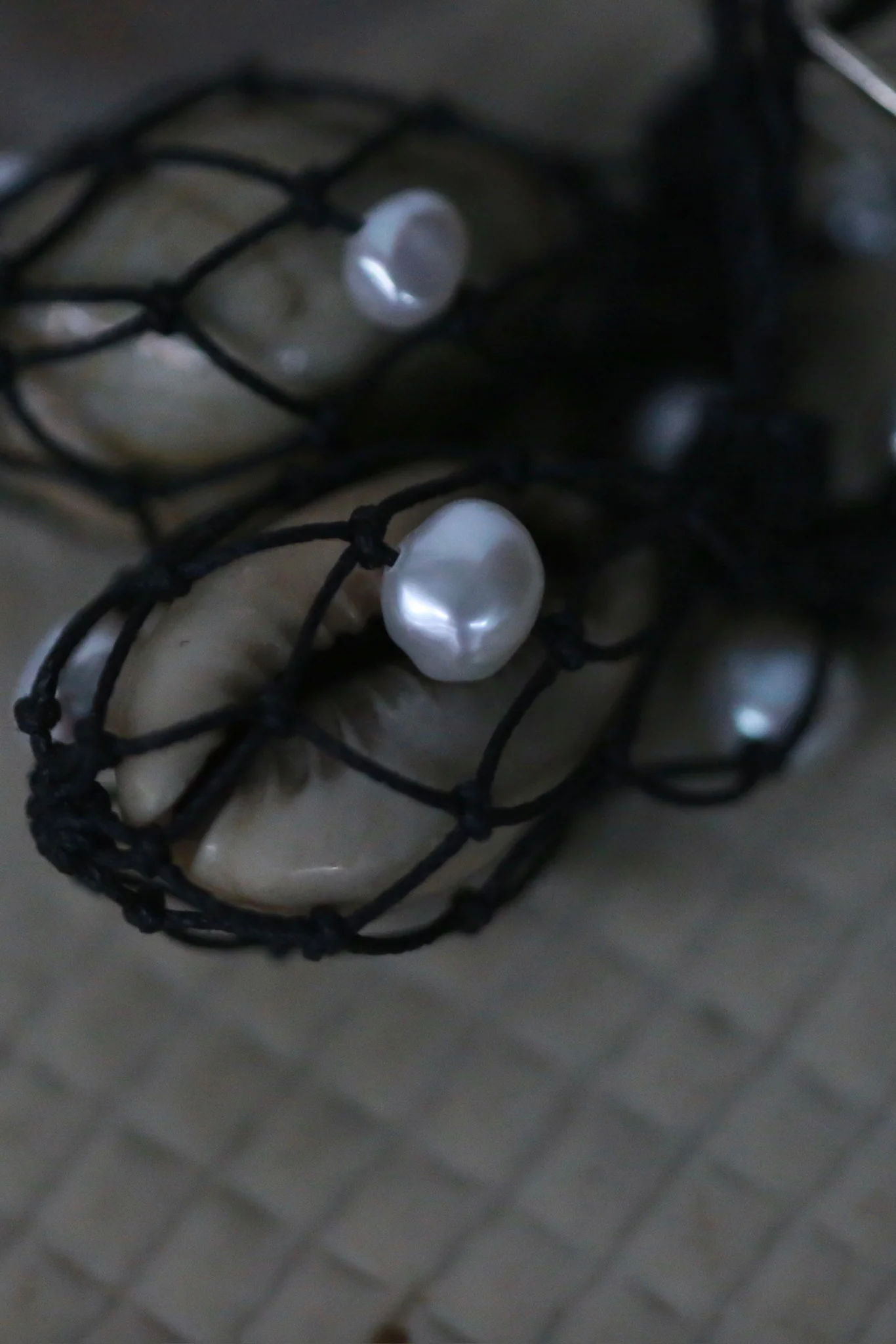 Peng Tai 24 Autumn and Winter Linen Wrapped Natural Pearl Earrings Series PT-PTW24F04-2-HEI-F Black - Image 2