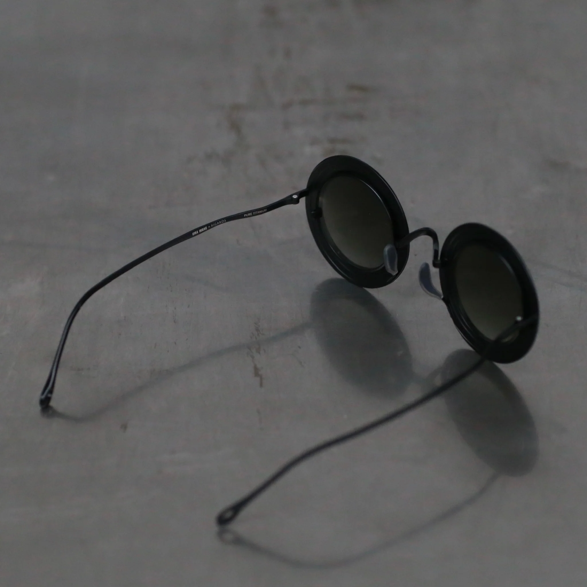 RIGARDS and UMA WANG Collaboration Round-Frame Highly Handcrafted Sunglasses RG00UW12 Series RG-RG00UW12-HDJKJBL Black and Light Gold Frame with Gradient Green Lenses - Image 4