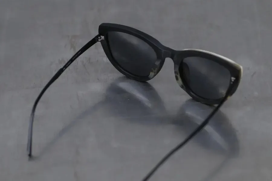 Rigards black and white frosted dark gray glasses RG1057 - Image 4
