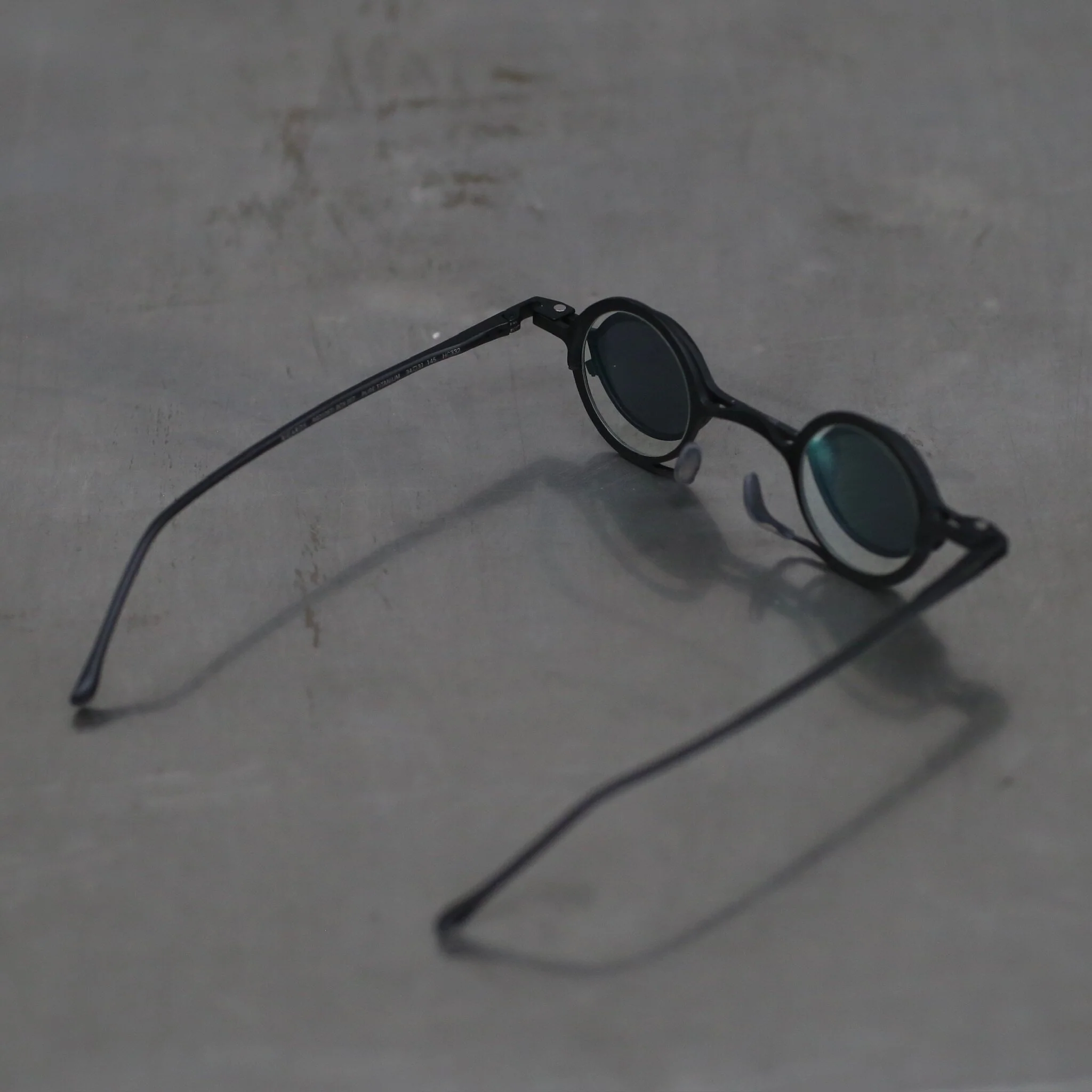 Rigards RG0105TI BOX SET Double Clip-on Magnetic Glasses, Pure Titanium RG-RG0105TI BOX SET-GHHLKTMSH (ANTIQUE BLACK+BLACK&GREEN CLEAR+D.GRAY LENS) - Image 7