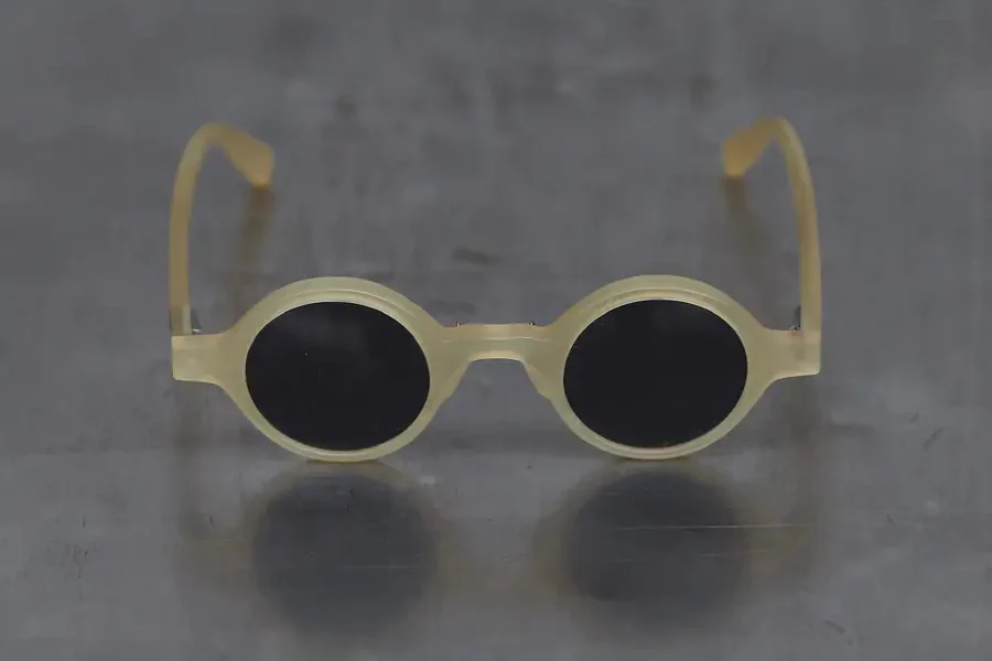 RIGARDS X UMA WANG Collaboration: Wire-cut Spectacles RG00UW7(A) Series RG-RG00UW7(A)-HPKSH Amber Frame Dark Grey Lenses - Image 2