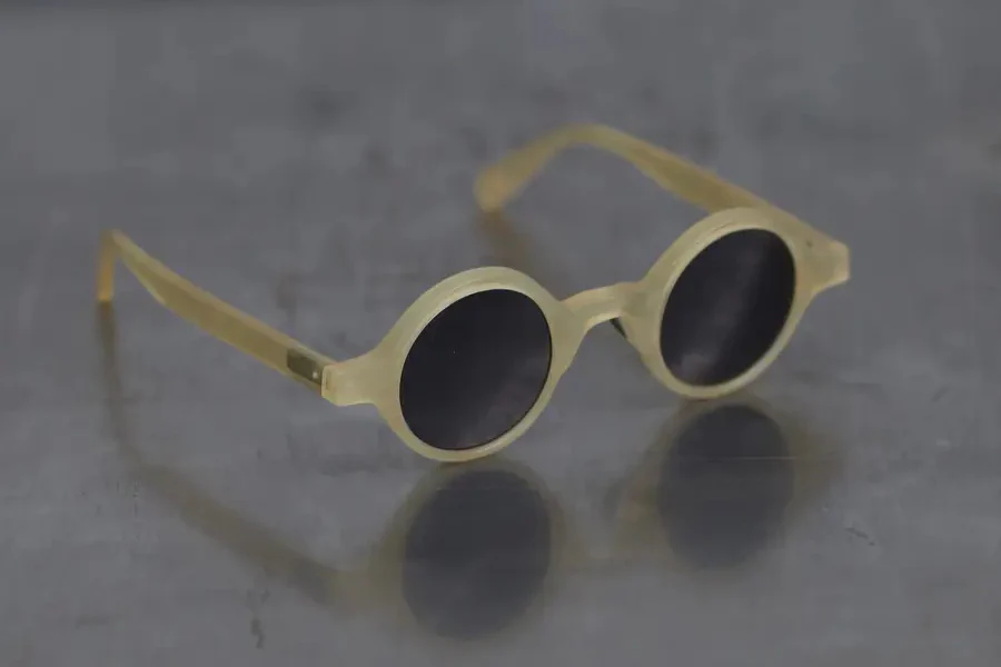 RIGARDS X UMA WANG Collaboration: Wire-cut Spectacles RG00UW7(A) Series RG-RG00UW7(A)-HPKSH Amber Frame Dark Grey Lenses - Image 3