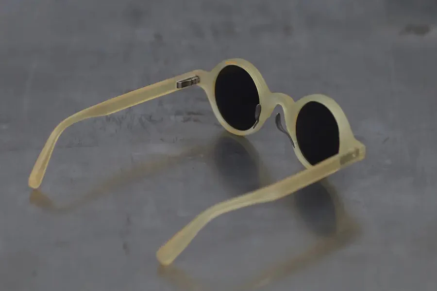 RIGARDS X UMA WANG Collaboration: Wire-cut Spectacles RG00UW7(A) Series RG-RG00UW7(A)-HPKSH Amber Frame Dark Grey Lenses - Image 4